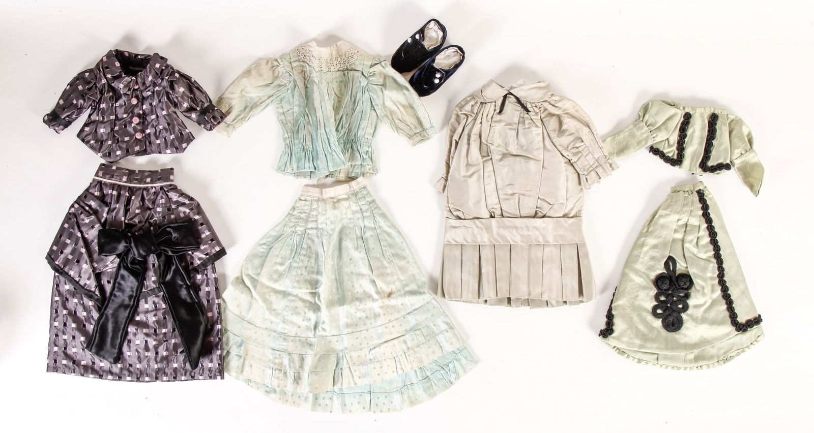 (4) PIECES OF VINTAGE DOLL CLOTHING (1 of 11)