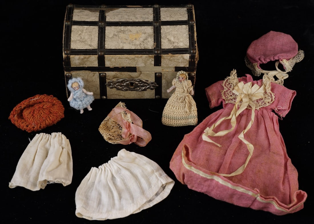 VINTAGE MINIATURE DOLLHOUSE TRUNK WITH CONTENTS (1 of 8)