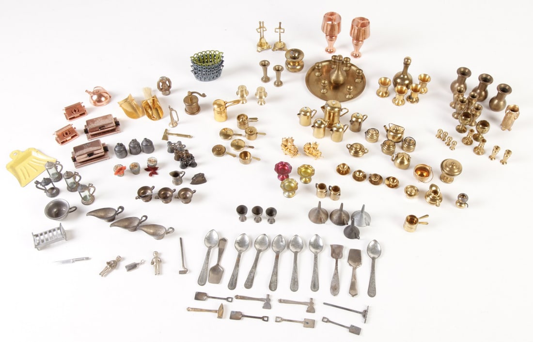A LARGE GROUP OF DOLL HOUSE KITCHEN/COOKING WARE (1 of 16)