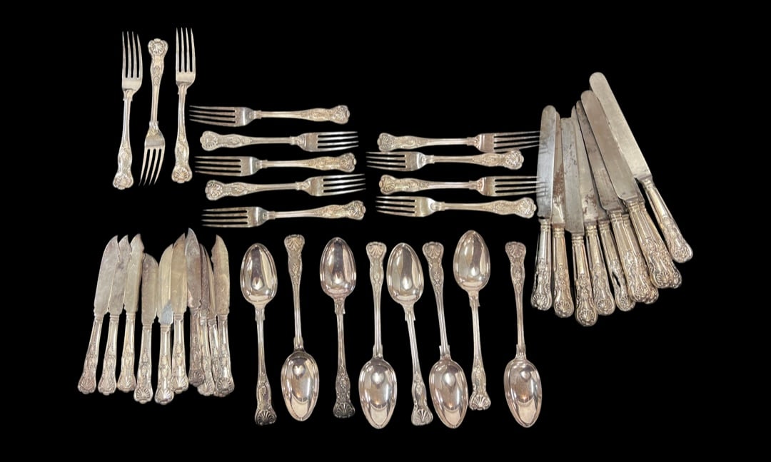 ELKINGTON SILVER PLATED KNIVES, FORKS and SPOONS: Including: (10) Dinner knives, (12) dinner forks and (8) tablespoons Very heavy and embossed with shell and acanthus leaf motifs 11 inches (and under). Together with (10) Fish knives of a similar patt