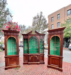 (3) PIECE GILDED AGE NEO-CLASSICAL DINING SUITE: Including a breakfront cabinet with broken arch pediment, gilt egg and dart molded crest rail and (3) glazed doors opening to adjustable shelves and faux malachite-painted interior. The conforming low