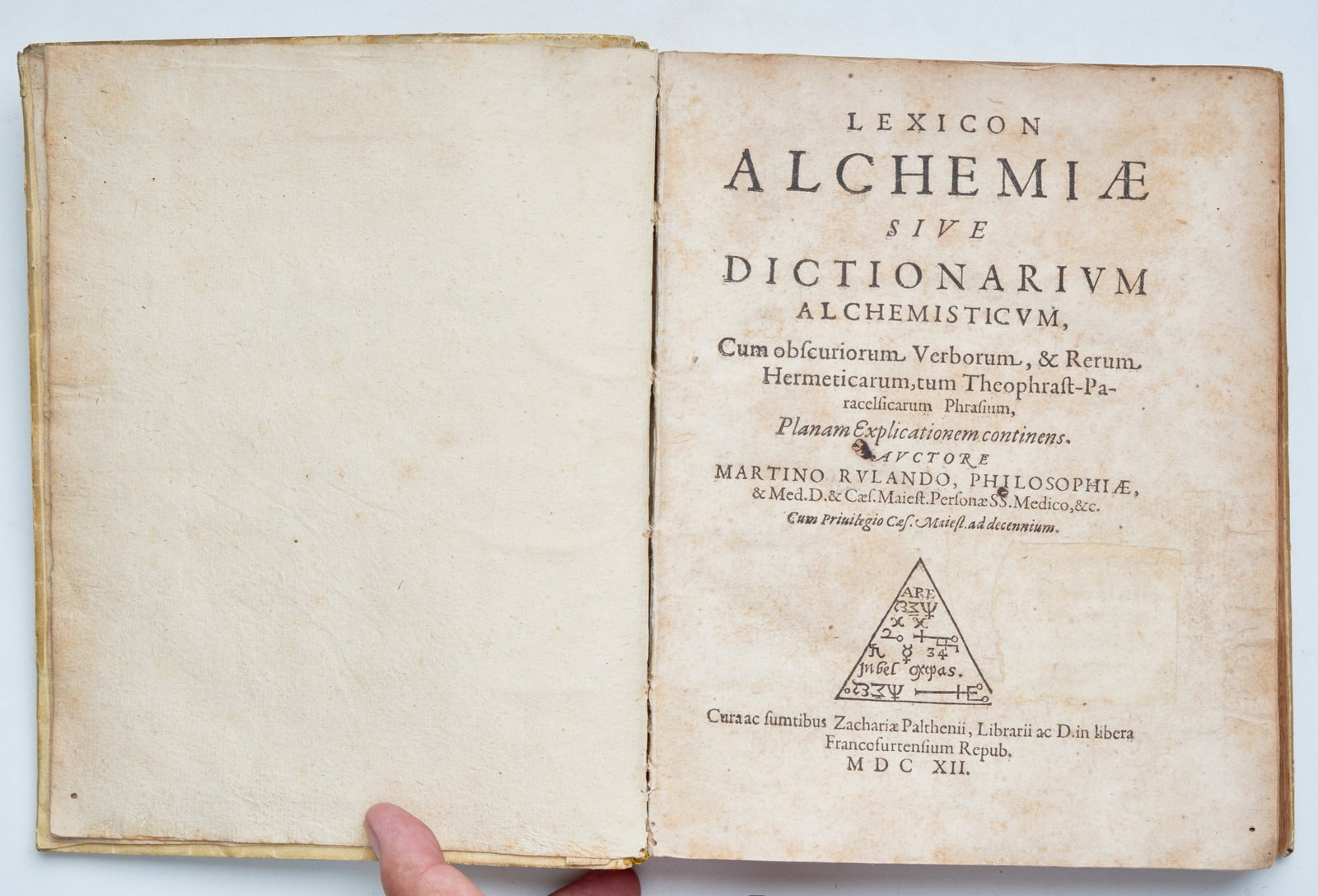 RULAND, Martin (The Elder): Lexicon alchemiae; sive, Dictionarium alchemisticum, cum obscuriorum verborum, & rerum hermeticarum, tum Theophrast-Paracelsicarum phrasium, planam explicationem continens Frankfurt: Zacharias Palthen