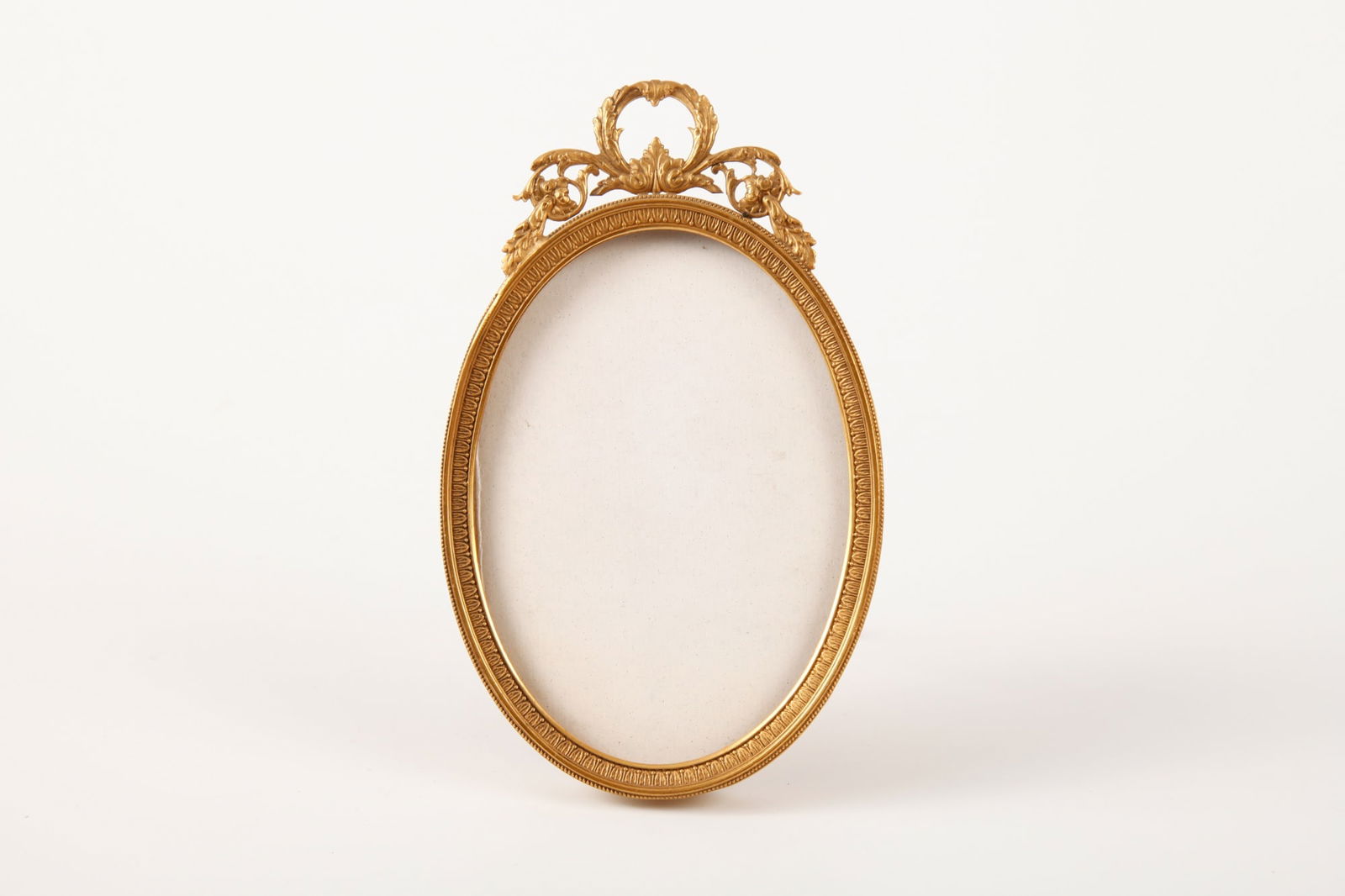 OVAL GILT BRONZE TABLE TOP PICTURE FRAME (1 of 6)