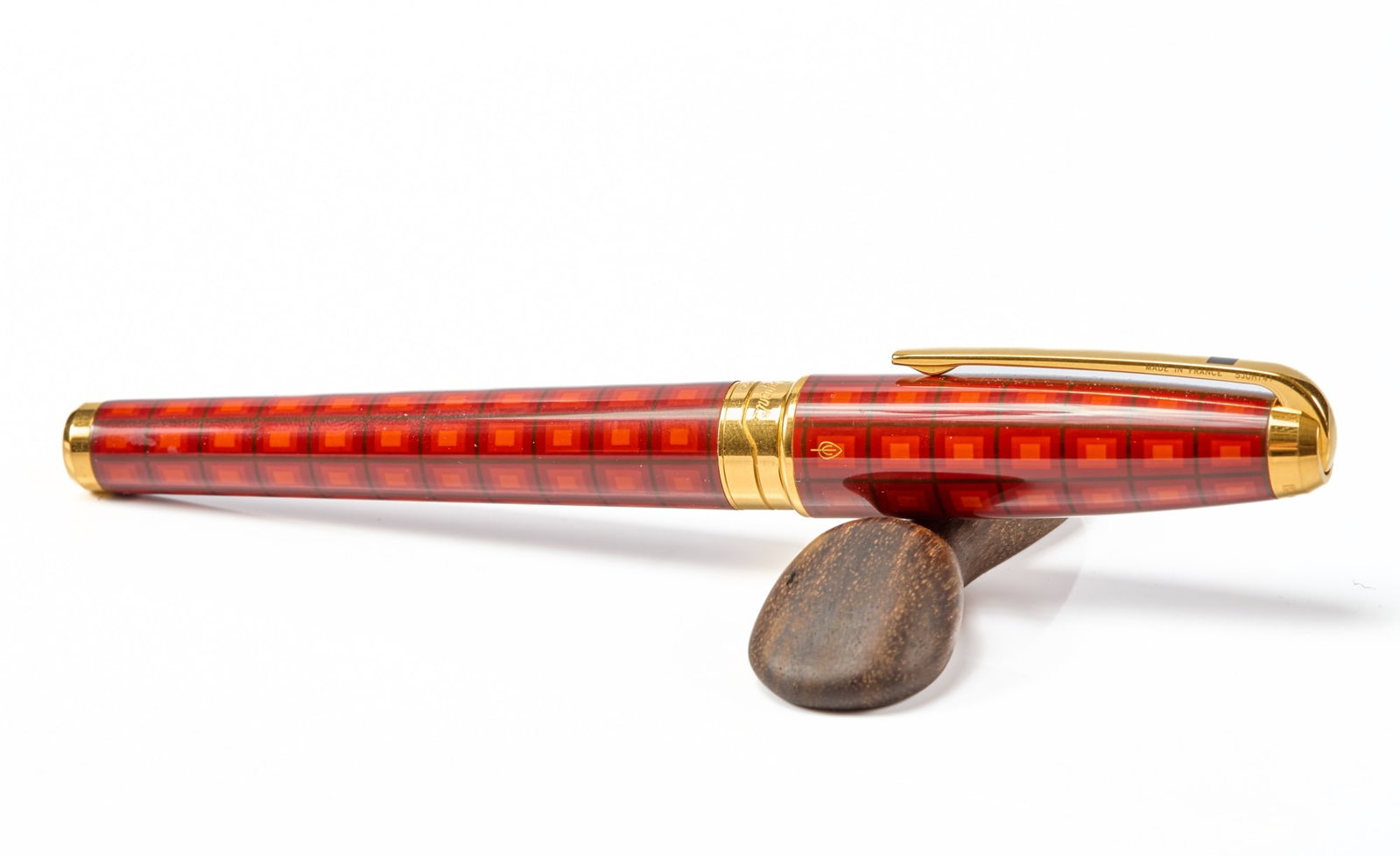 ST. DUPONT FOUNTAIN PEN: With medium 18k gold nib.