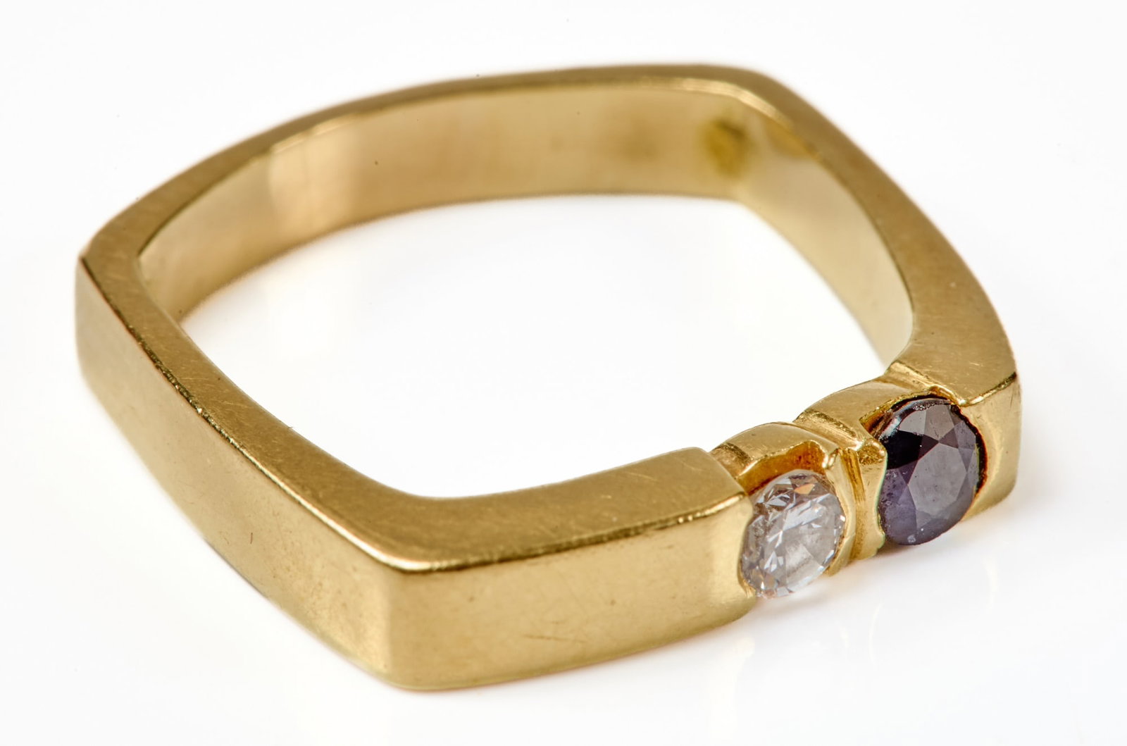 18K GOLD SQUARE BAND DIAMOND & SAPPHIRE RING: Tested 18k. 6 ring size. 3.5 dwt gross weight.