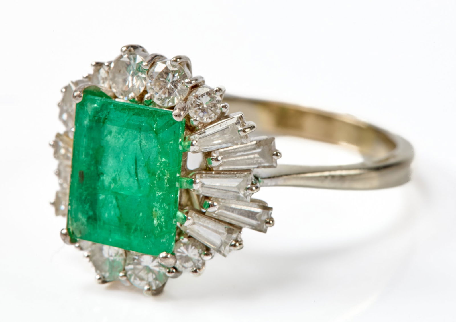 18K WHITE GOLD BALLERINA RING w EMERALD & DIAMONDS (1 of 8)