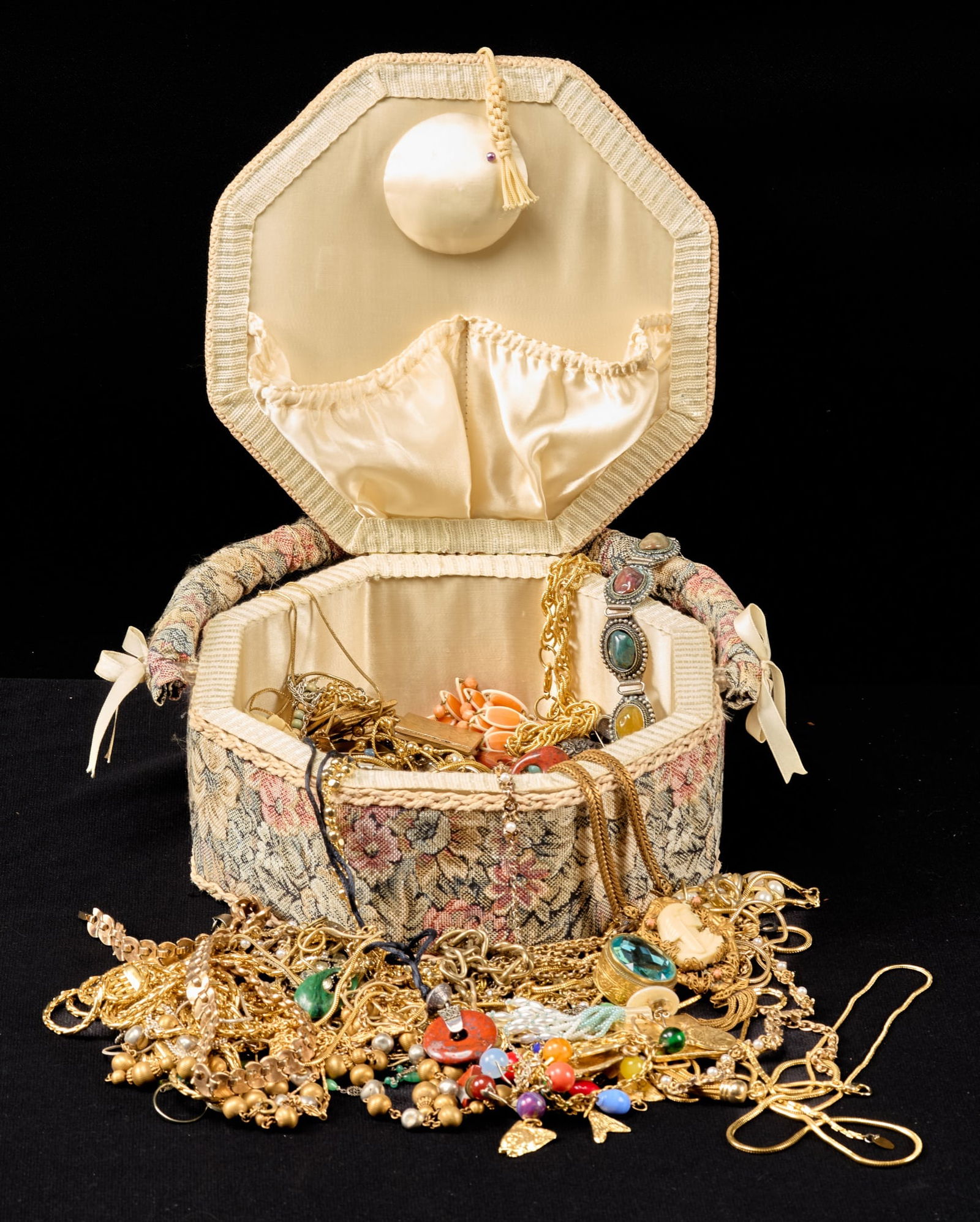 CUSHIONED JEWELRY BOX FILLED with COSTUME JEWELRY (1 of 9)