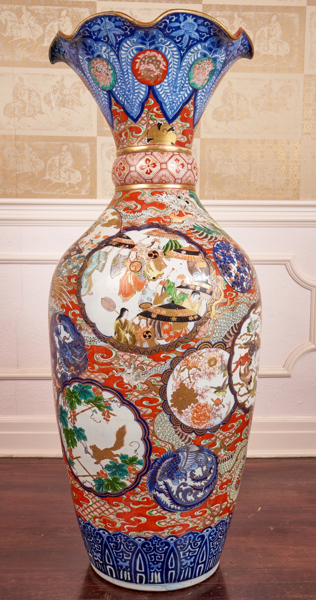 MONUMENTAL IMARI JAPANESE URN (1 of 20)