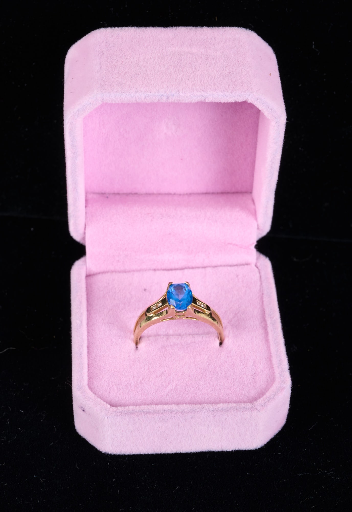 14k GOLD RING set with BLUE TOPAZ & DIAMOND: Marked 14k gold ring set with faceted blue topaz & small diamonds, signed "E. Lau". Ring size 9 1/2. 2.0 dwt gross weight. Condition: Good, marked 14k. Temp No 3015