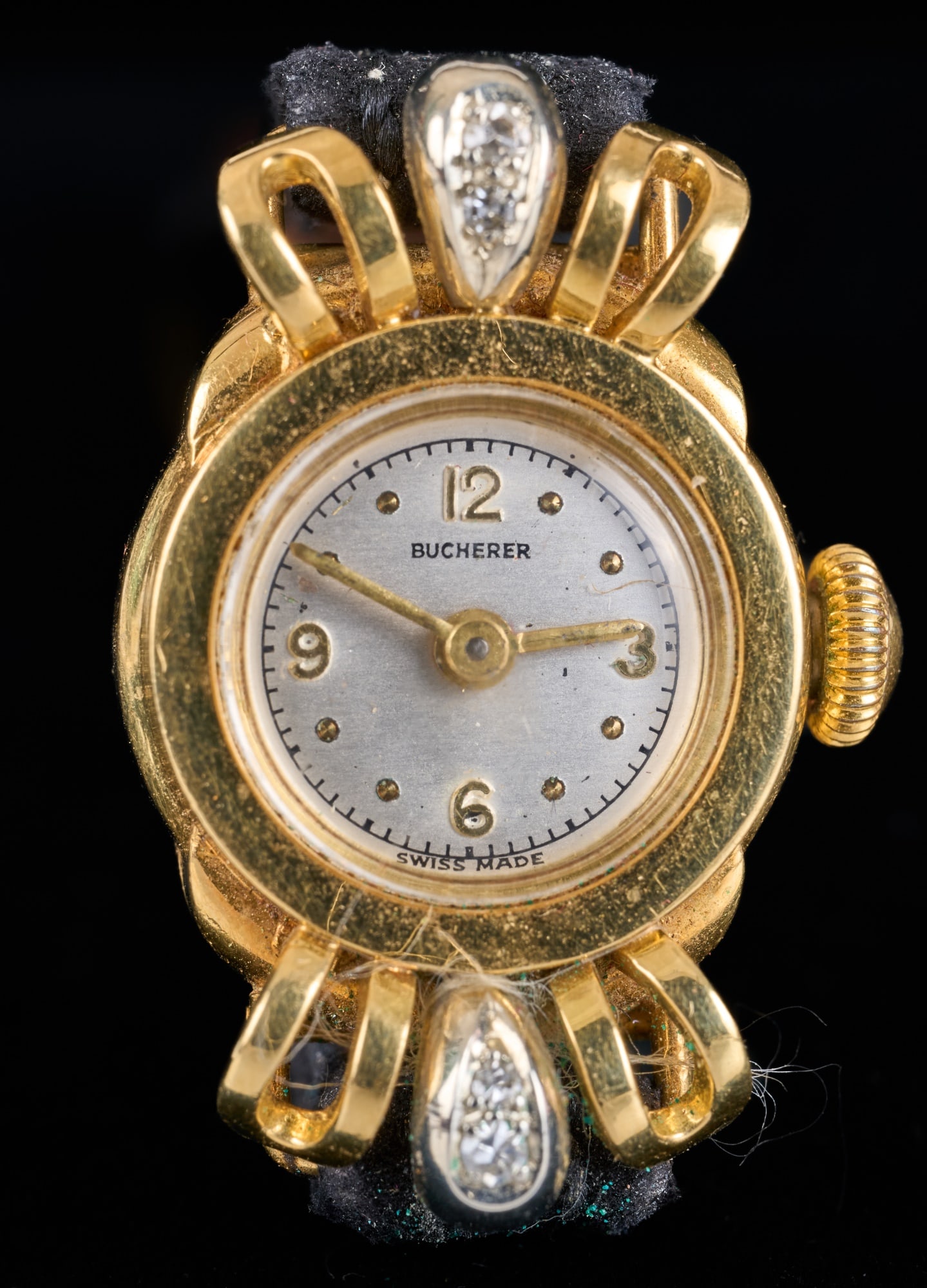 BUCHERER 18k GOLD LADIES WRISTWATCH: Leather band with marked .750 gold case. Lynx head touch mark on back. Serial no. 85026. 7 3/4 inches. Condition: Light oxidation to clasp. Untested. Temp No 2986