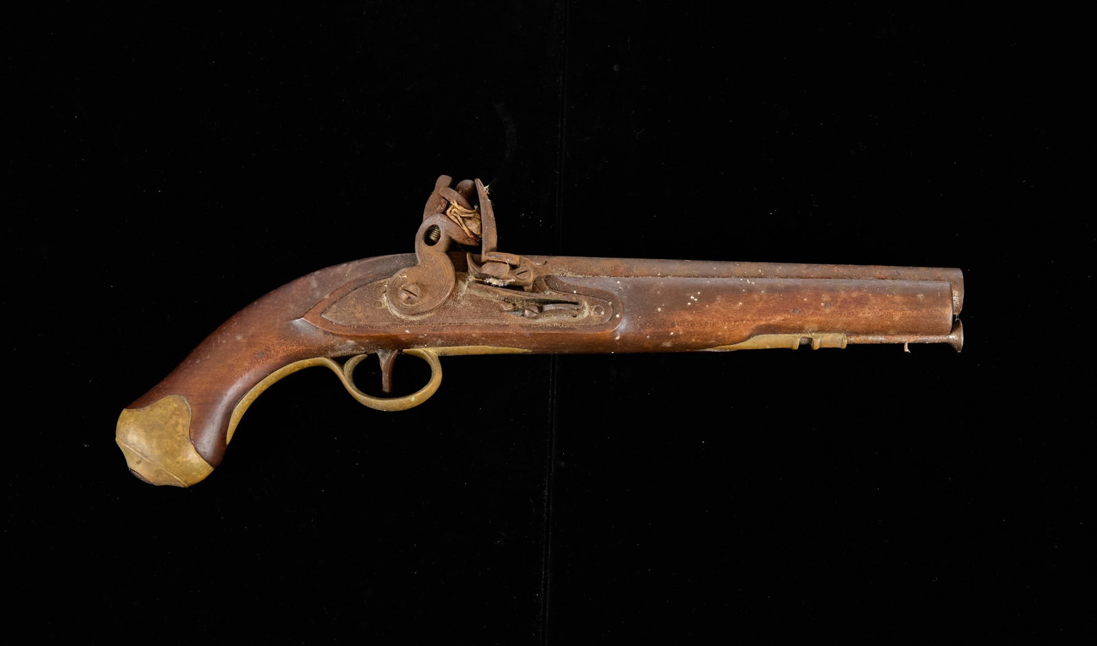 .68 CAL BRITISH TOWER FLINTLOCK PISTOL: Marked with Crown over GR and SAR. 9 inch barrel, 15 3/4 inches (overall) Condition: Light oxidation. Temp No 2799