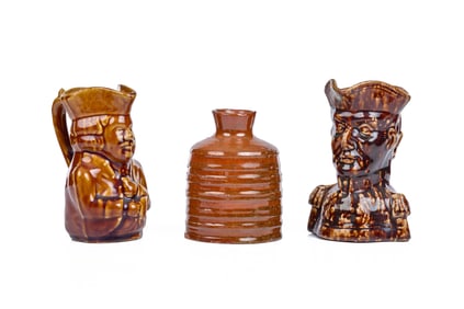 (2) BENNINGTON ROCKINGHAM TOBY MUGS & REDWARE VASE