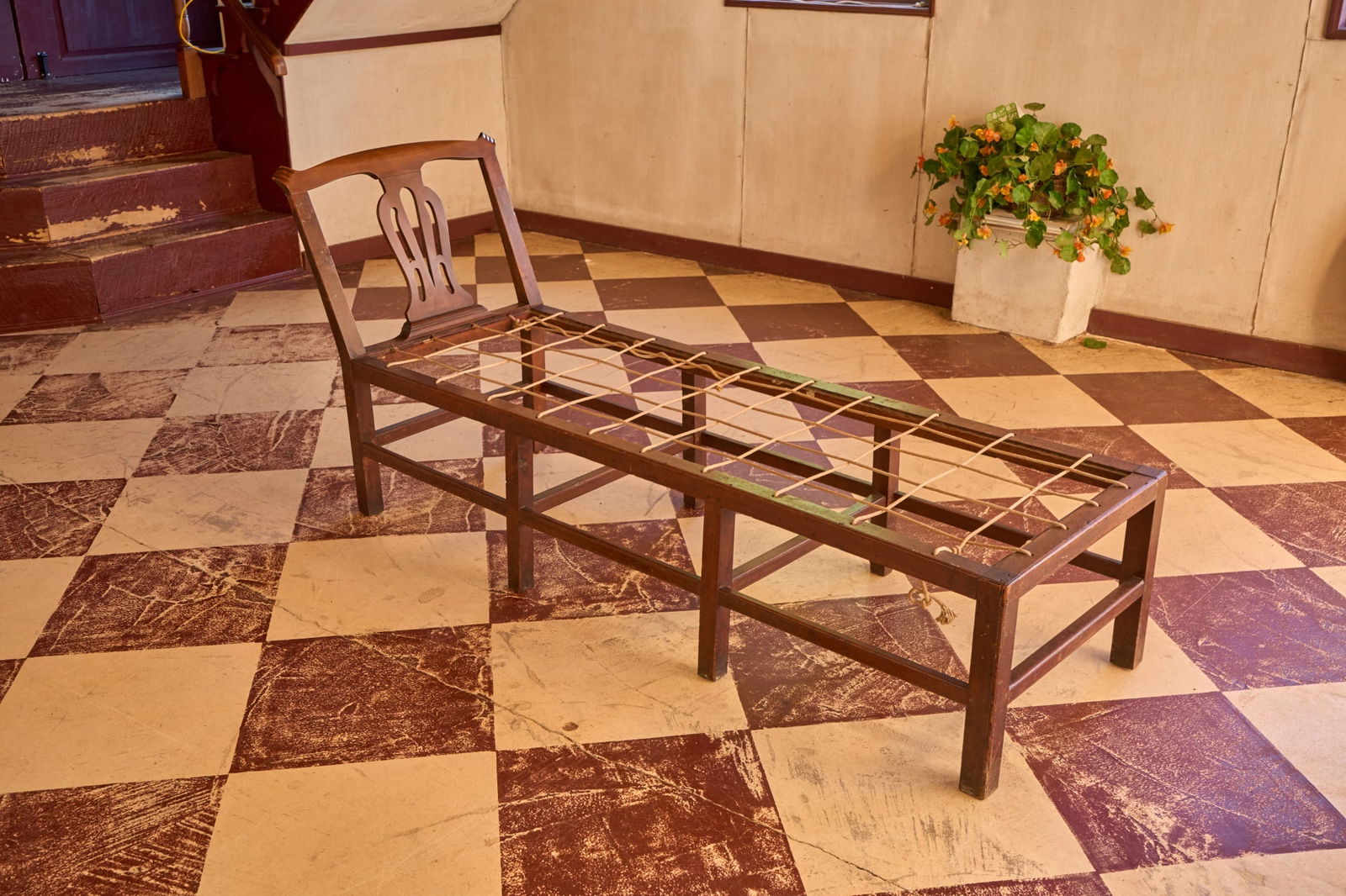 (19th c) CHIPPENDALE WALNUT DAYBED (1 of 12)