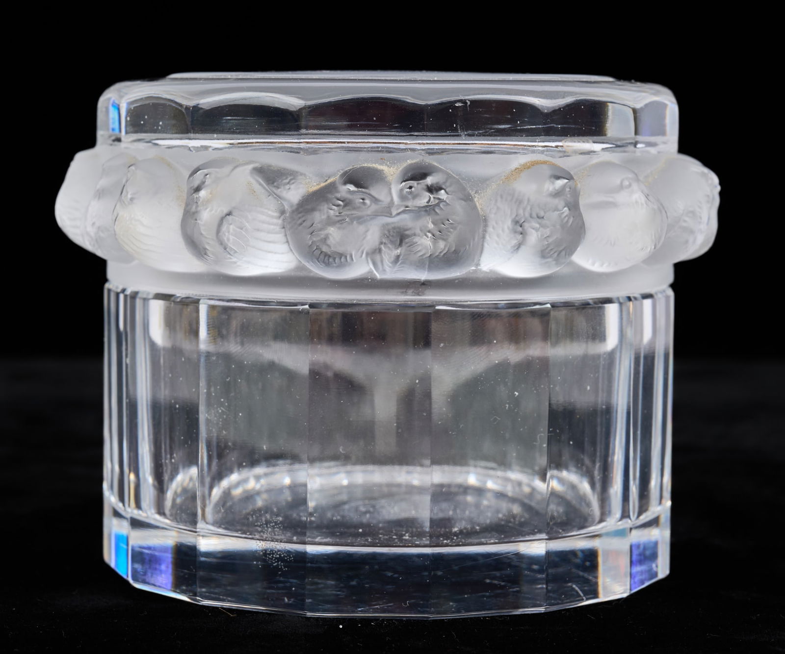 LALIQUE "ROBINSON/MESANGES" CRYSTAL POWDER BOX (1 of 7)