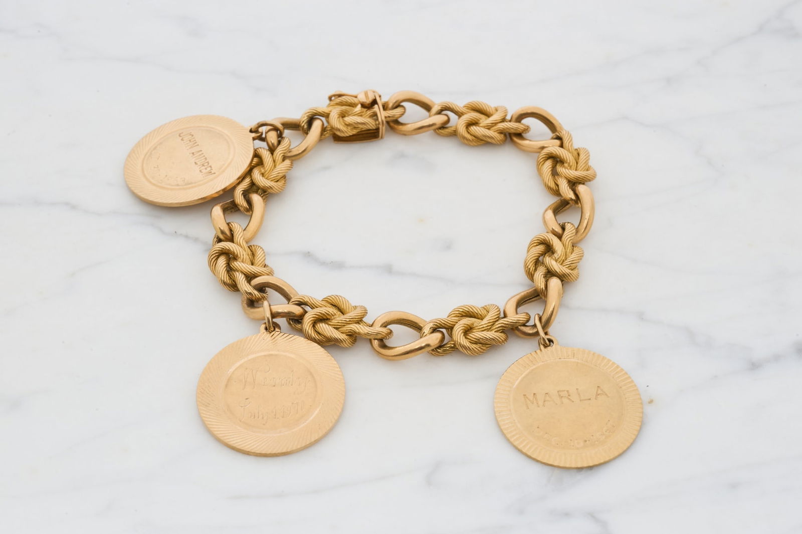 18K SAILOR'S KNOT CHARM BARCELET w (3) 14k CHARMS: Hallmarked nice quality 18k gold bracelet with (3) 14k hallmarked charms. Marla, Wendy and John Andrew. Bracelet measures 8 inches. Total weight 40.6 dwt. Condition: Good.