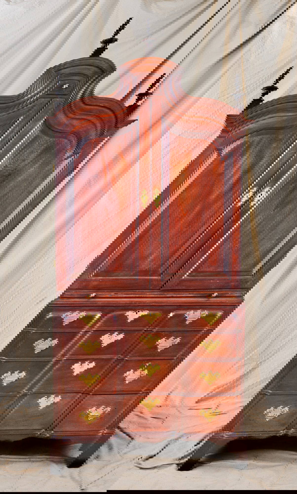 (18th c) RARE BOSTON MAHOGANY CLOTHESPRESS