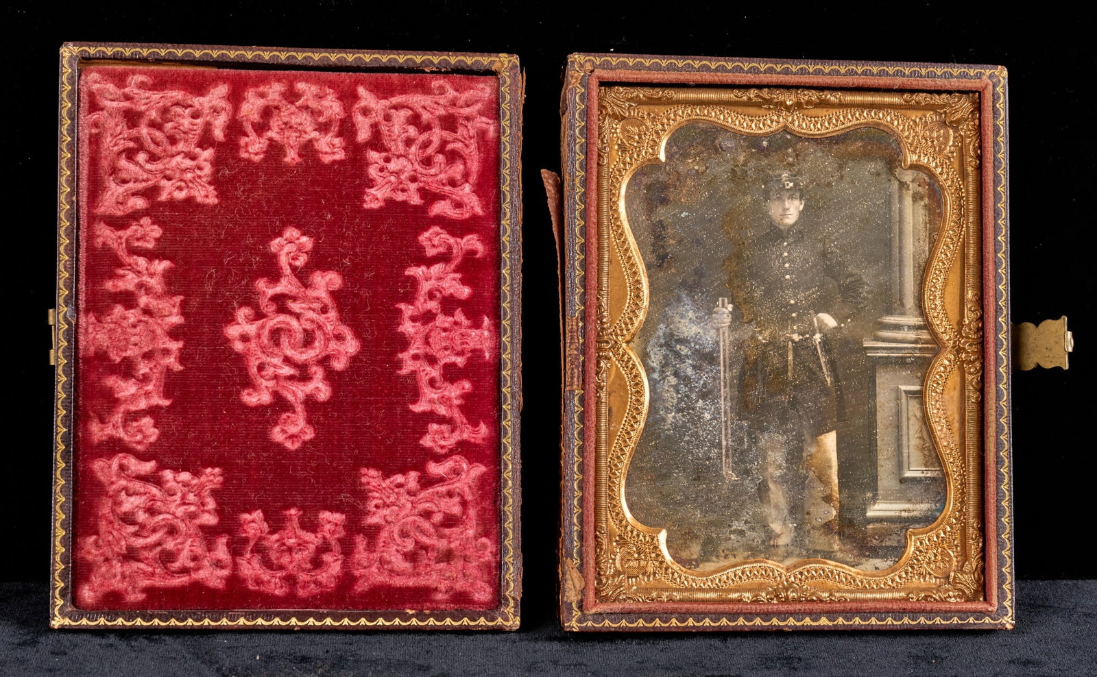 CIVIL WAR DAGUERREOTYPE OF UNION SOLDIER FRANK R. EDGERTON: Quarter plate daguerreotype of a Union soldier holding rifle. 4 3/4 x 3 3/4 inches. Note: See lot 121A for Ambrotype of Frank Edgerton as a Veteran. Provenance: From direct descendents of the Edgerton
