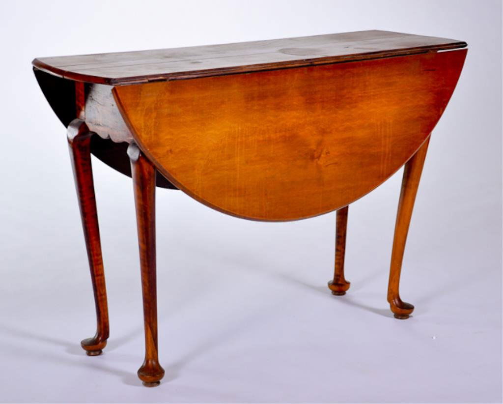 Chippendale drop leaf breakfast table.: Maple. height 27 1/2" Cracked top. Loose hinges