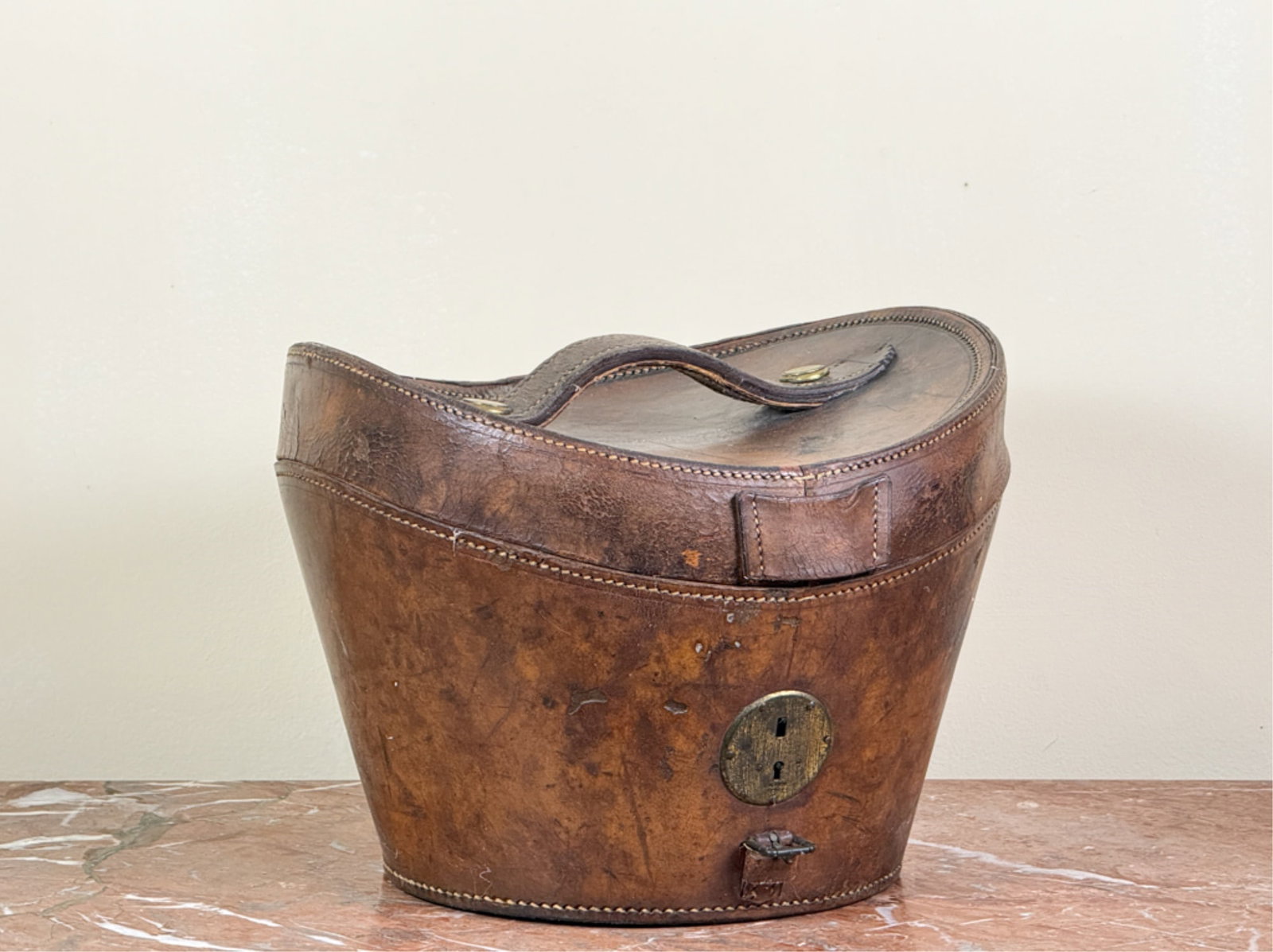 EARLY (19thc) HILL & MILLARD LEATHER TOP HAT CASE (1 of 8)