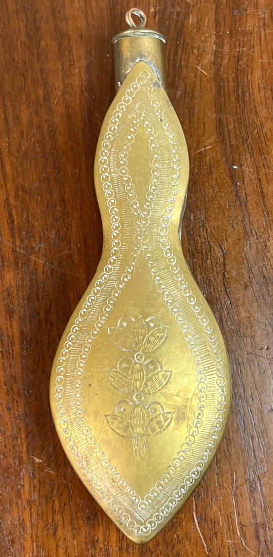EARLY ETCHED BRASS VIOLIN FORM POWDER FLASK: 5 1/8" long