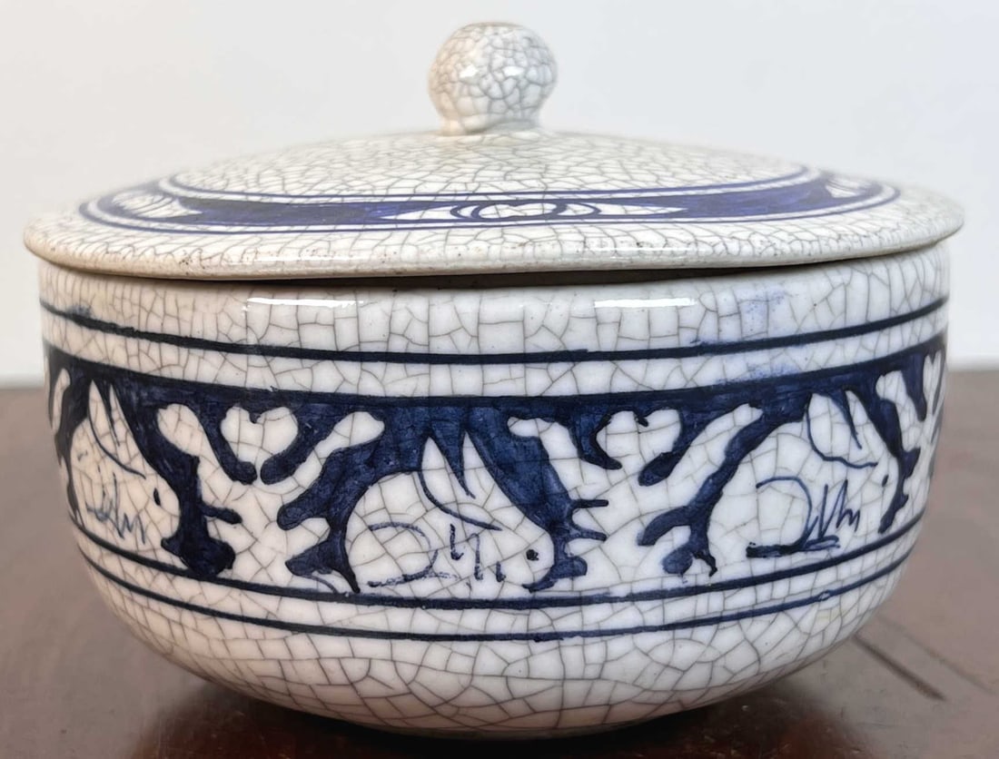 RARE PRE 1929 DEDHAM POTTERY COVERED BON BON: Signed and stamped under base. 3 3/4" tall