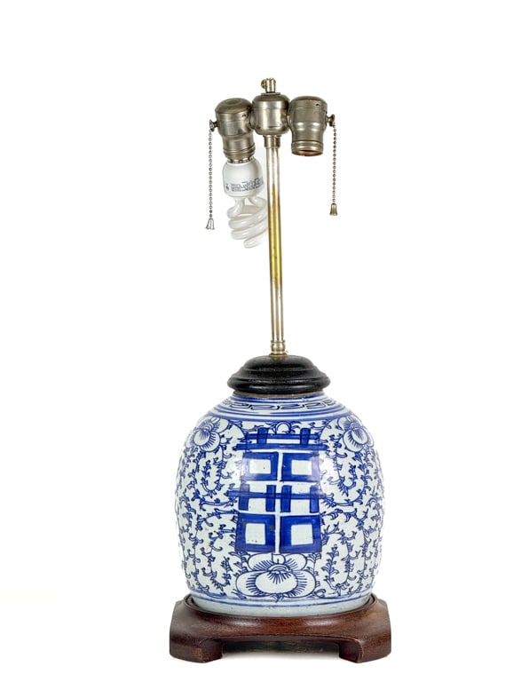 CHINESE EXPORT BLUE & WHITE GINGER JAR LAMP: 22 3/4" tall overall