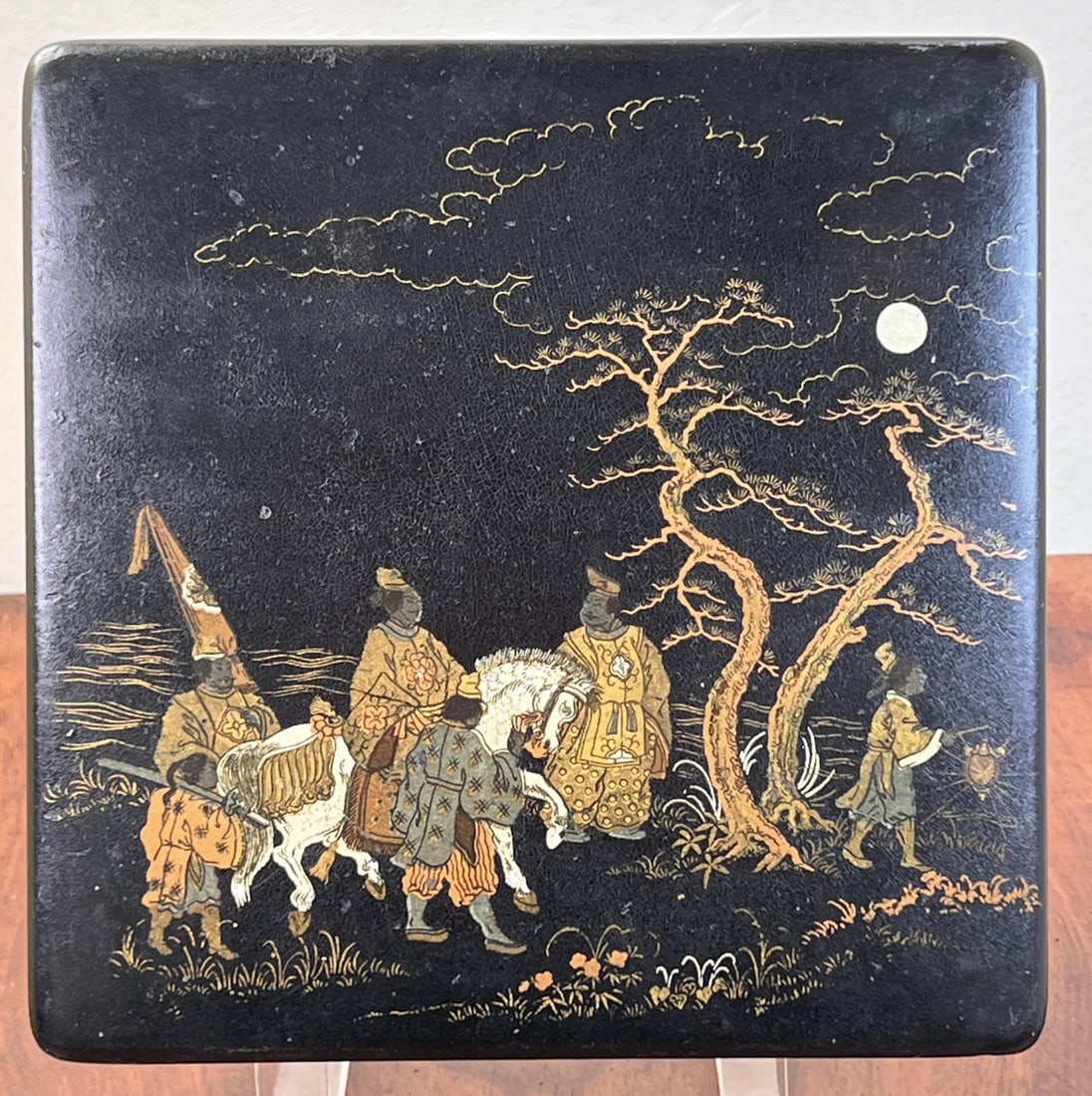(19th c) JAPANESE LACQUERED COVERED BOX (1 of 9)