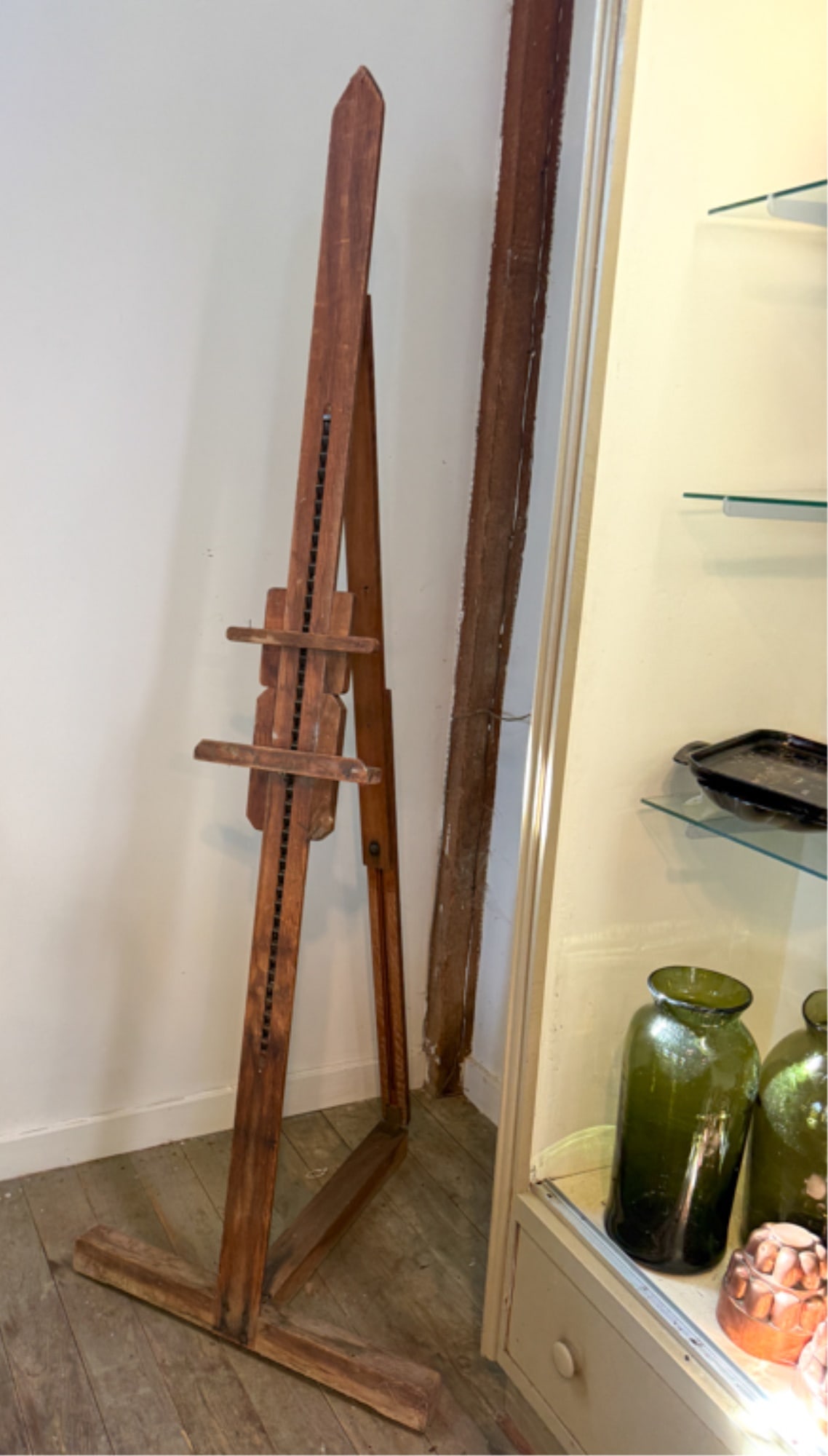 VINTAGE PINE ARTISTS EASEL: 77 inches as pictured.