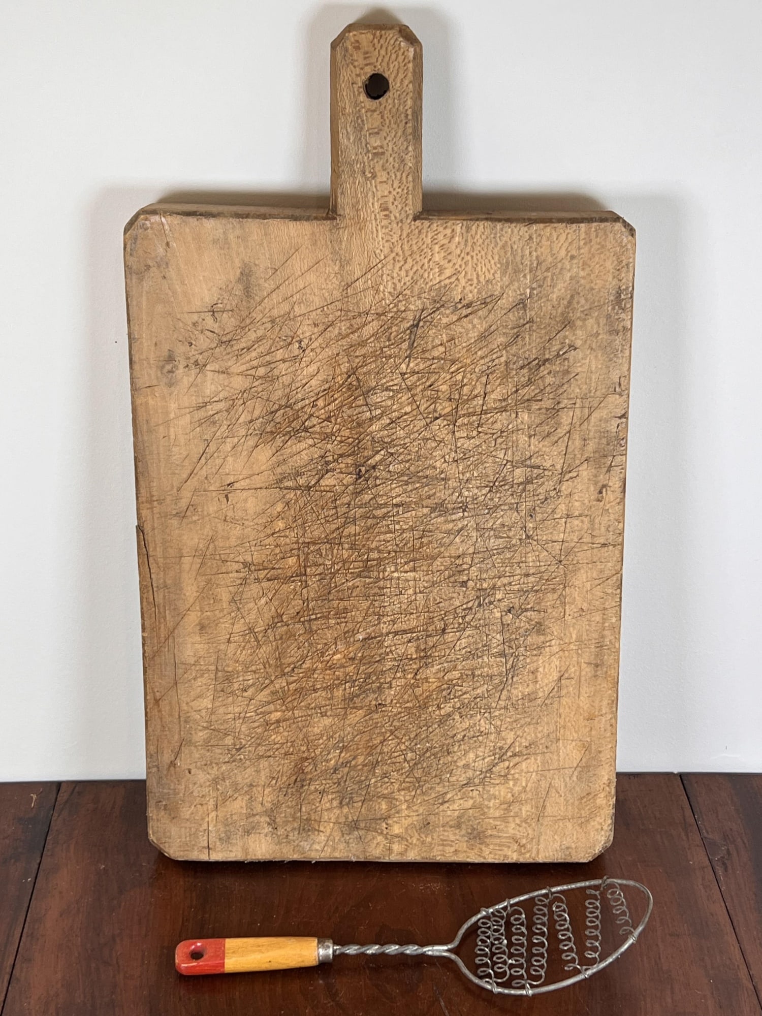 VINTAGE WOODEN CUTTING BOARD w/ WIRE UTENSIL (1 of 7)
