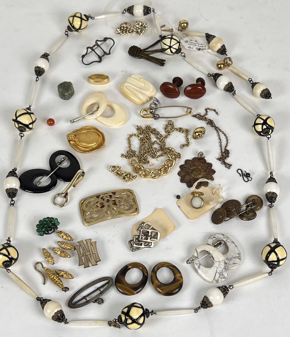 COLLECTION OF VINTAGE JEWELRY, BUTTONS, ETC: See photos