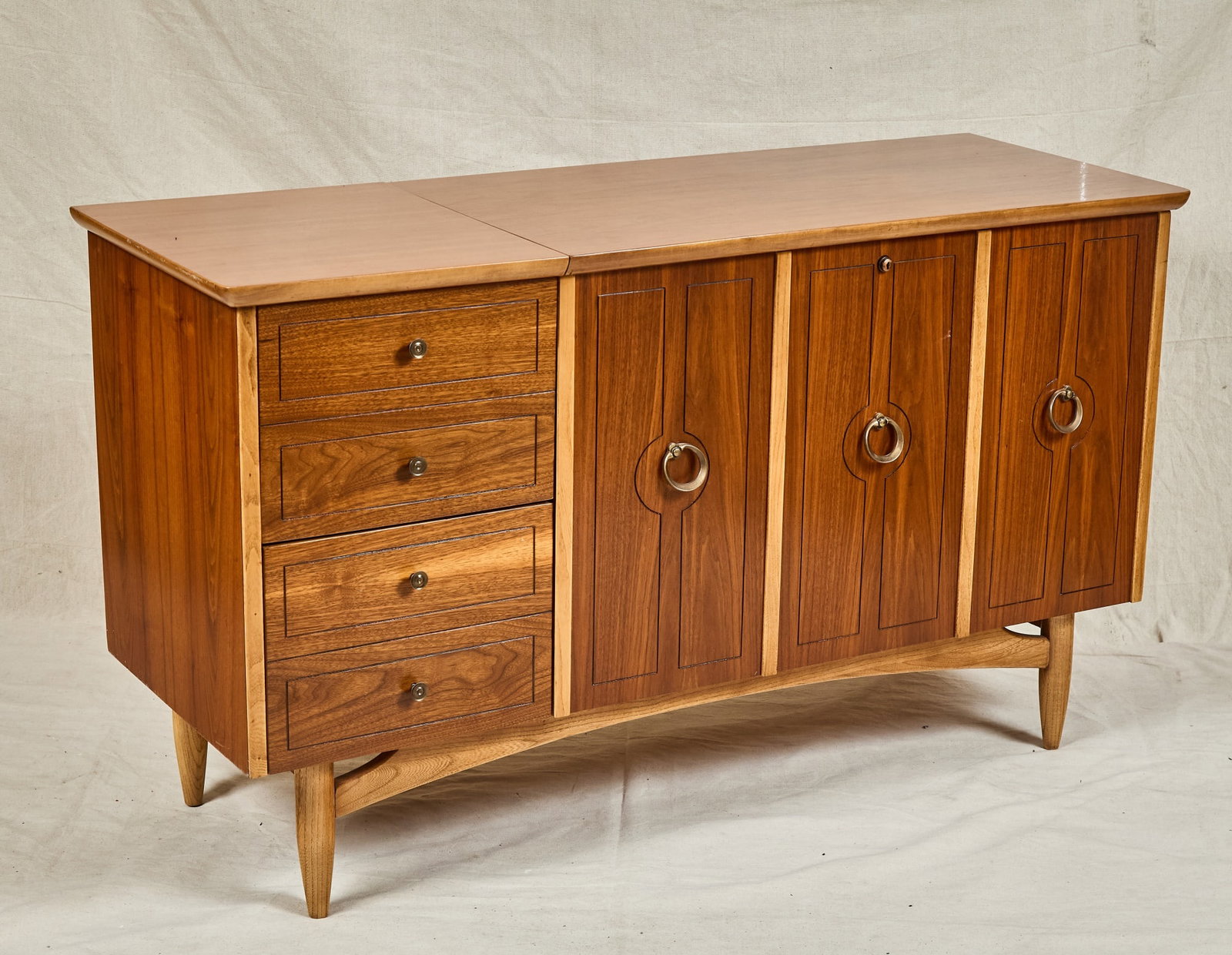 MID-CENTURY LANE CEDAR SWEETHEART CHEST (1 of 14)