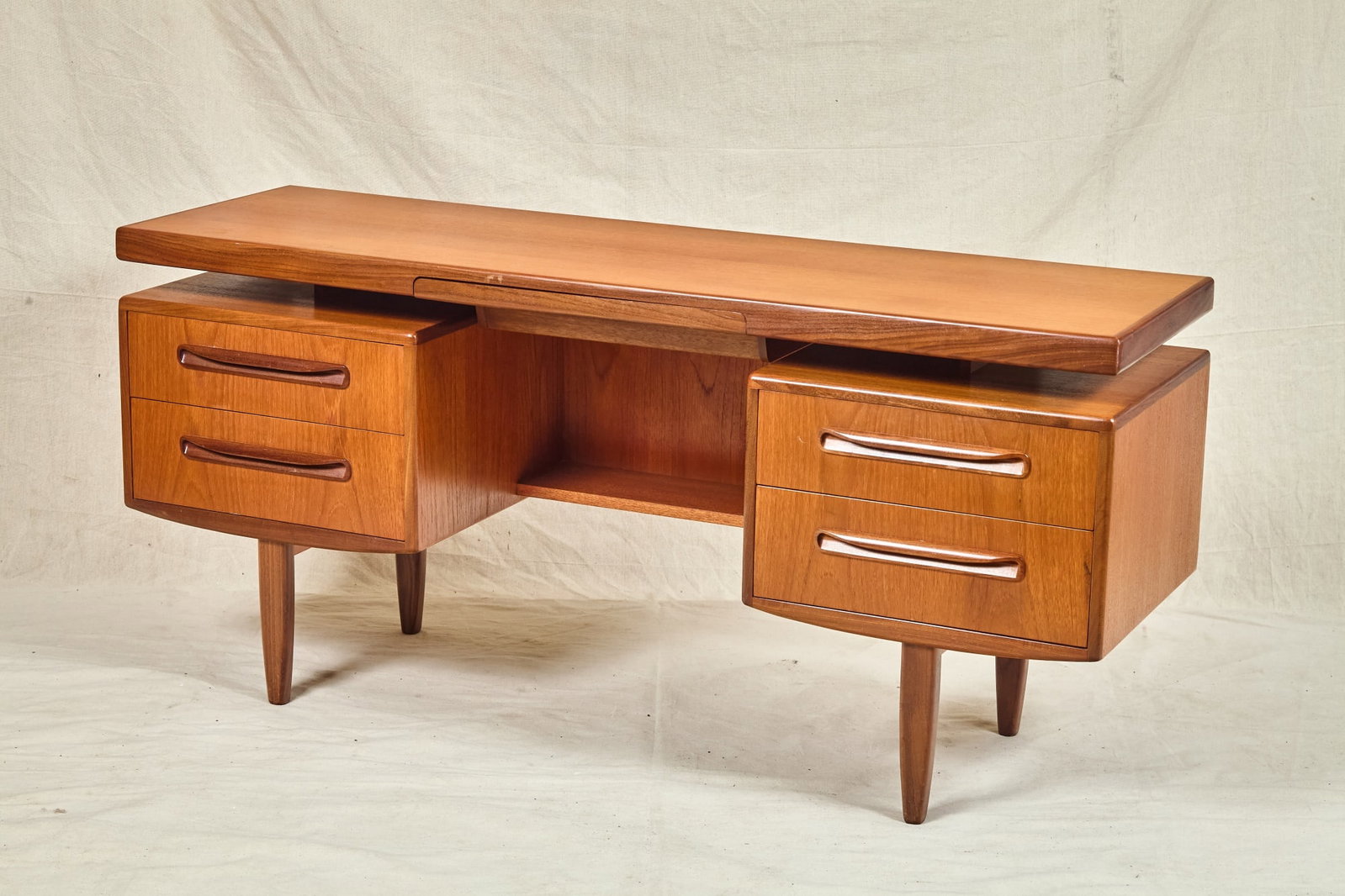 1982 G PLAN DRESSING TABLE by E. GOMME (1 of 11)