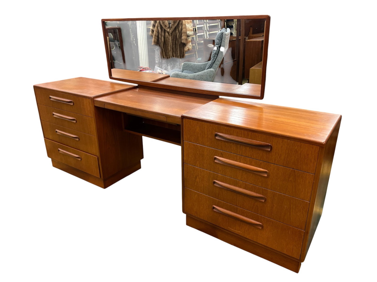 G PLAN MID-CENTURY "FRESCO" DRESSING TABLE: With (2) banks of (4) graduated drawers and a central velvet lined jewelry tray. 47 1/2 x 84 x 17 1/2 inches.