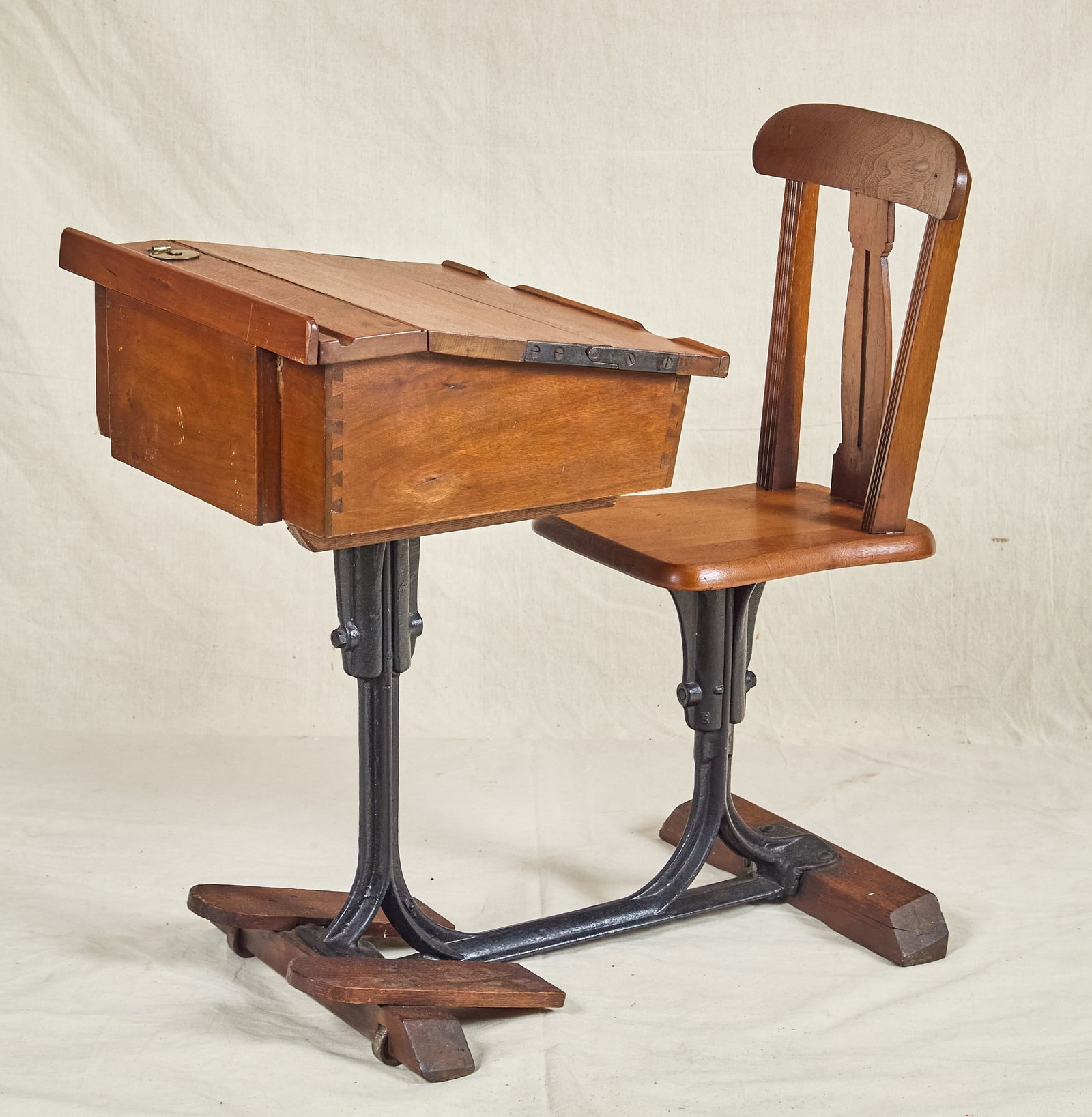 DARLINGTON SCHOOL FURNISHINGS DESK & CHAIR COMBO (1 of 9)