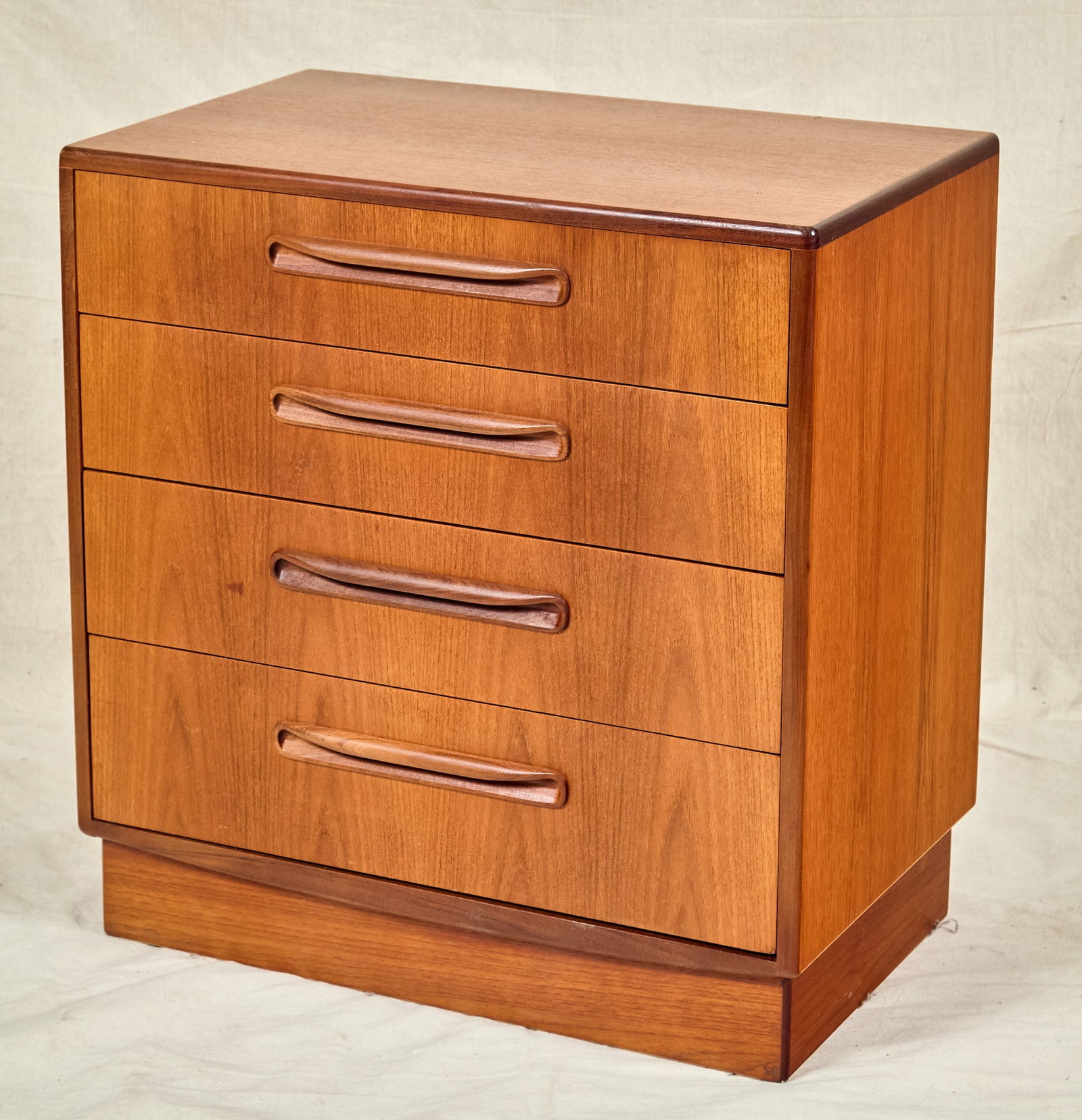 G PLAN GRADUATING (4) DRAWER TEAK DRESSER (1 of 8)