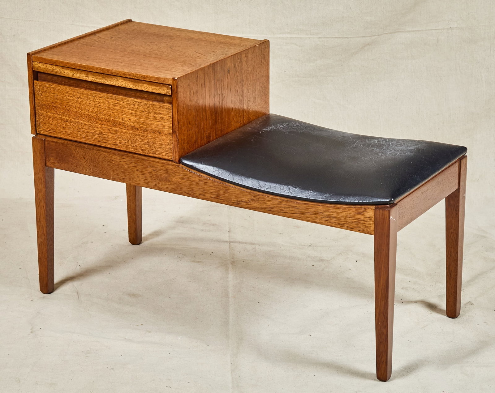CHIPPY TELEPHONE SEAT with MEMORY SLIDE (1 of 6)