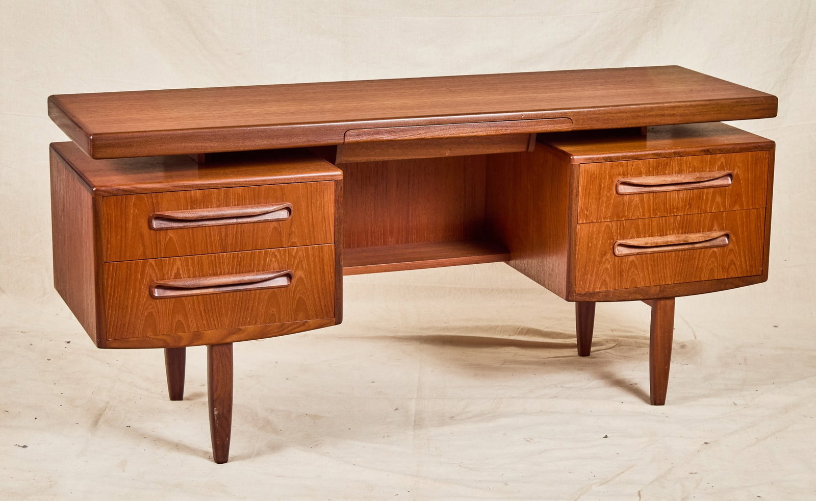 VINTAGE G PLAN DRESSING TABLE: Center velvet-lined drawer is flank by (2) banks of (2) drawers. 27 3/4 x 60 x 18 inches