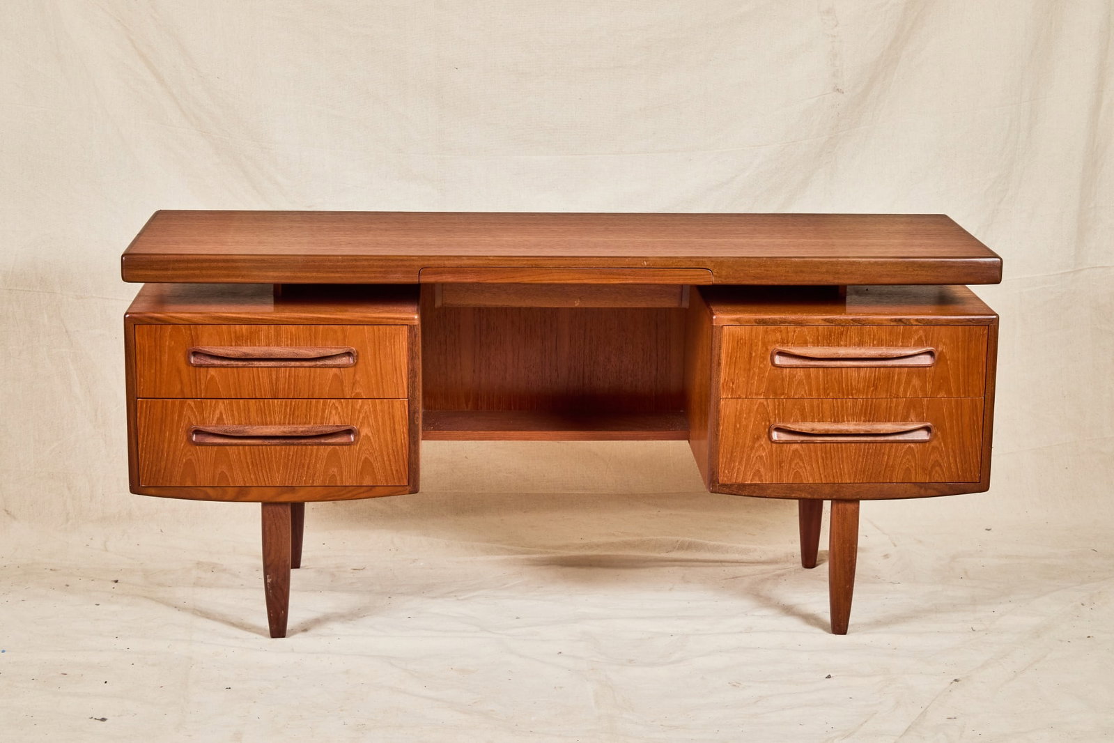 VINTAGE G PLAN DRESSING TABLE - 2