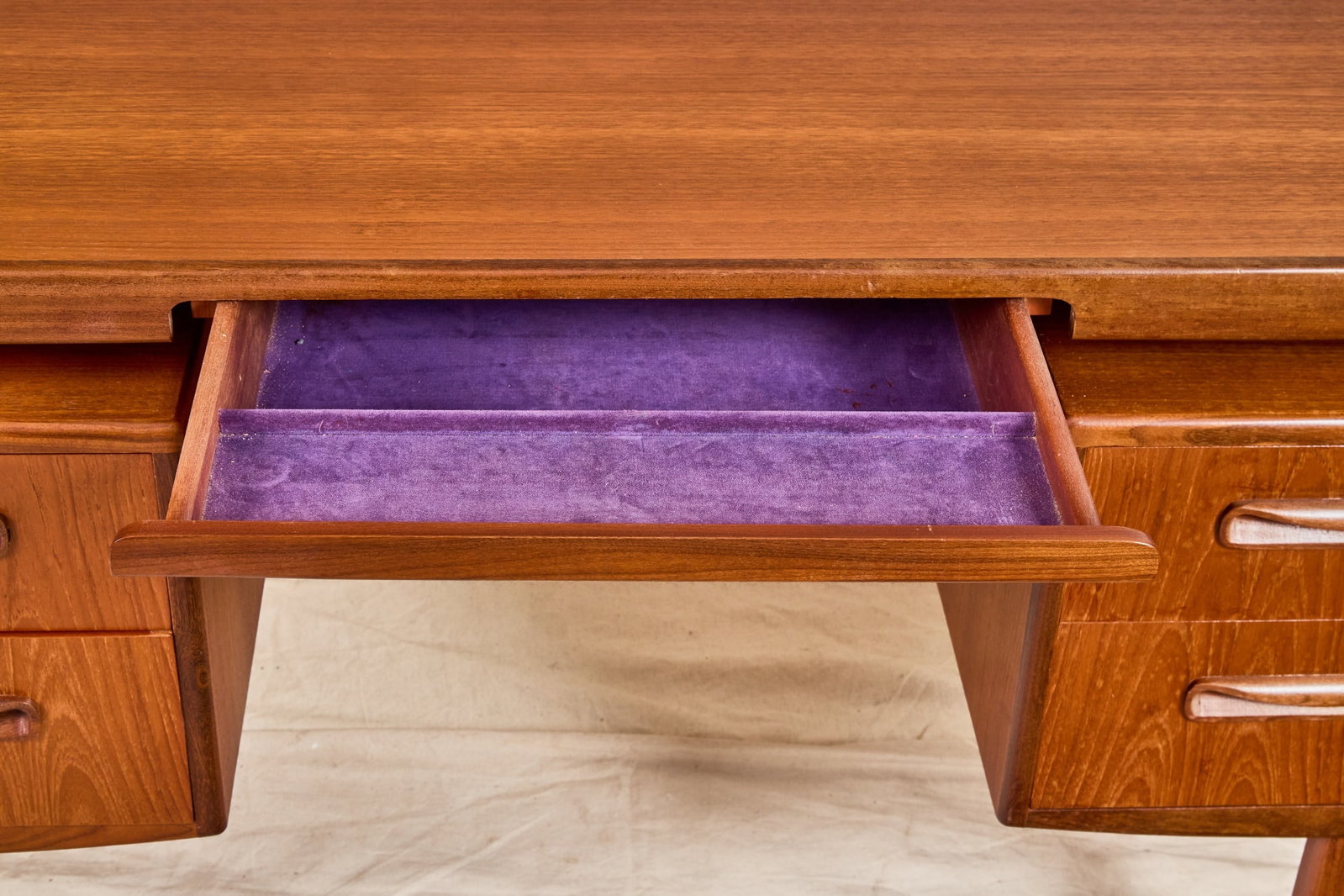 VINTAGE G PLAN DRESSING TABLE - 3