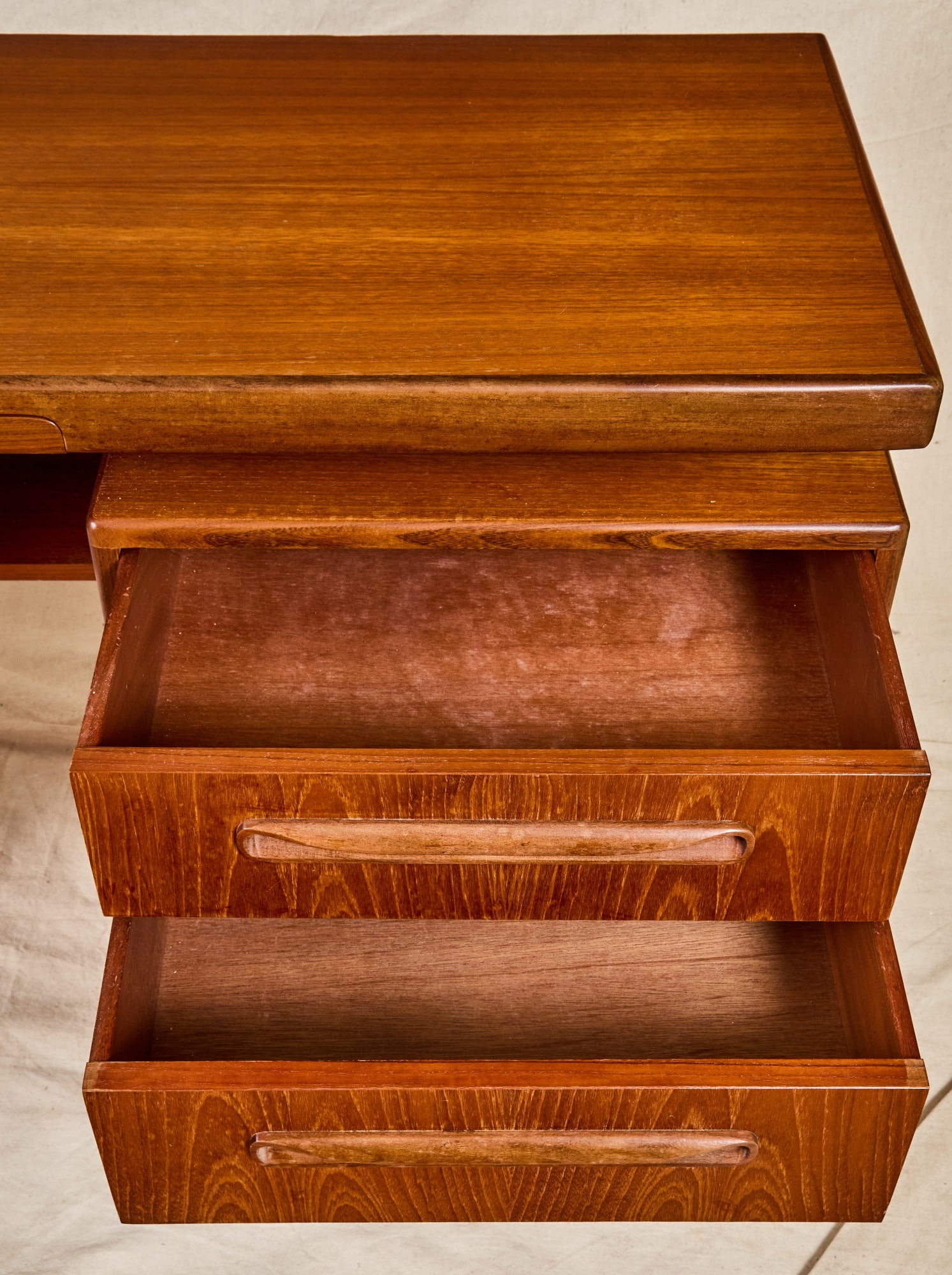 VINTAGE G PLAN DRESSING TABLE - 4