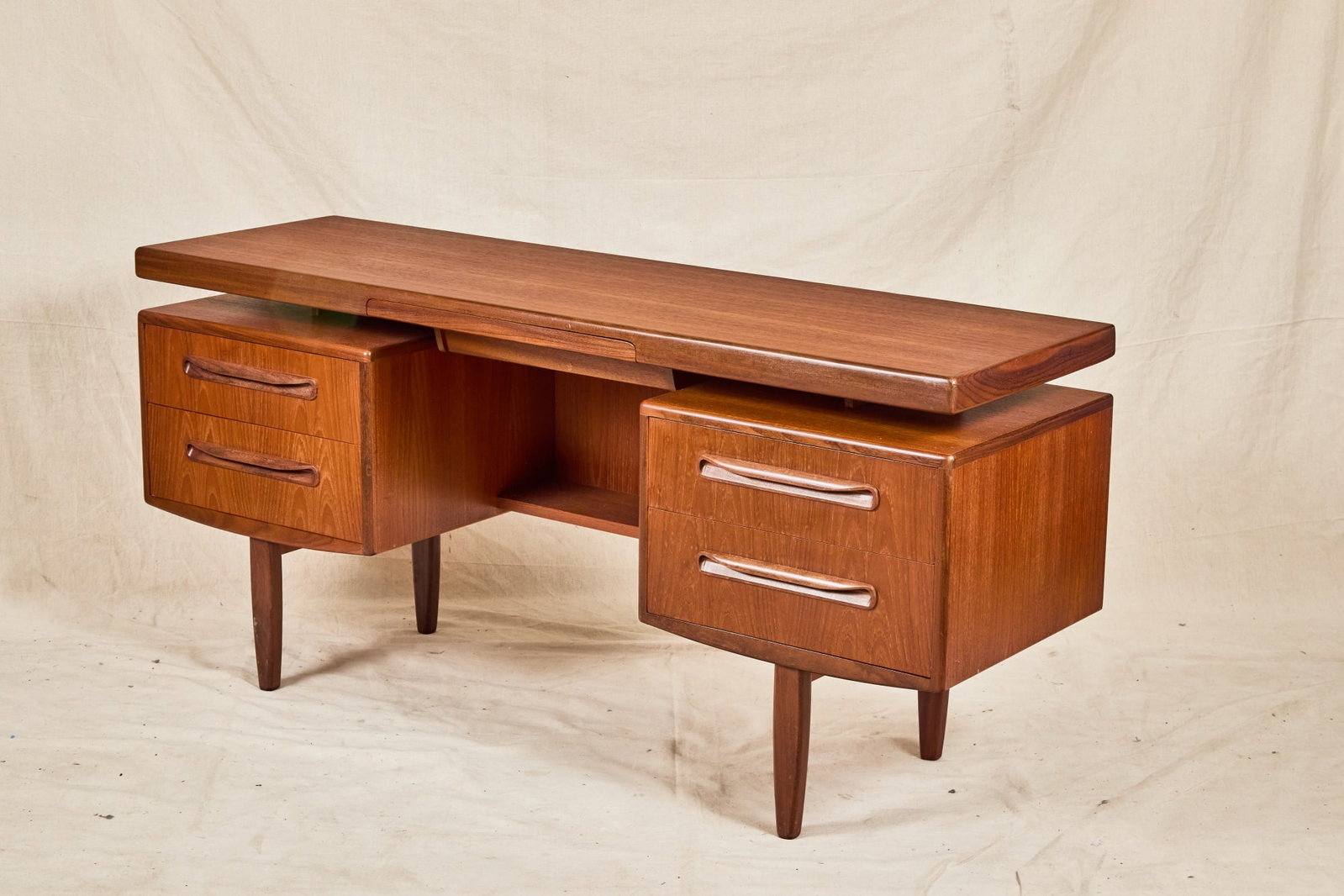 VINTAGE G PLAN DRESSING TABLE - 7