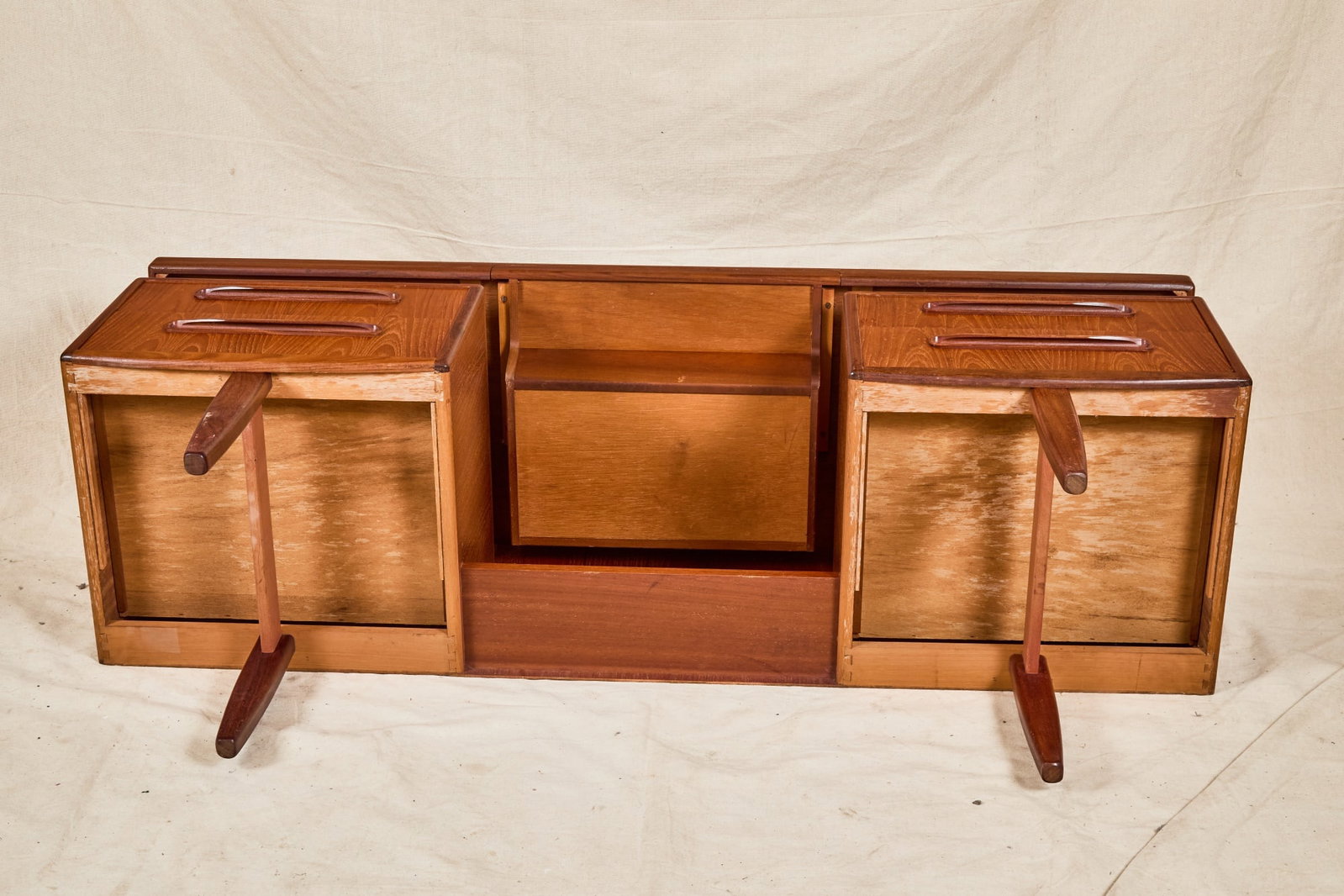 VINTAGE G PLAN DRESSING TABLE - 8
