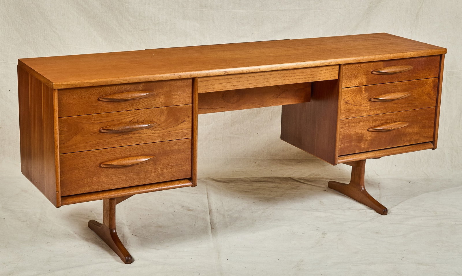 AUSTINSUITE TEAK DRESSING TABLE by FRANK GUILLE (1 of 11)