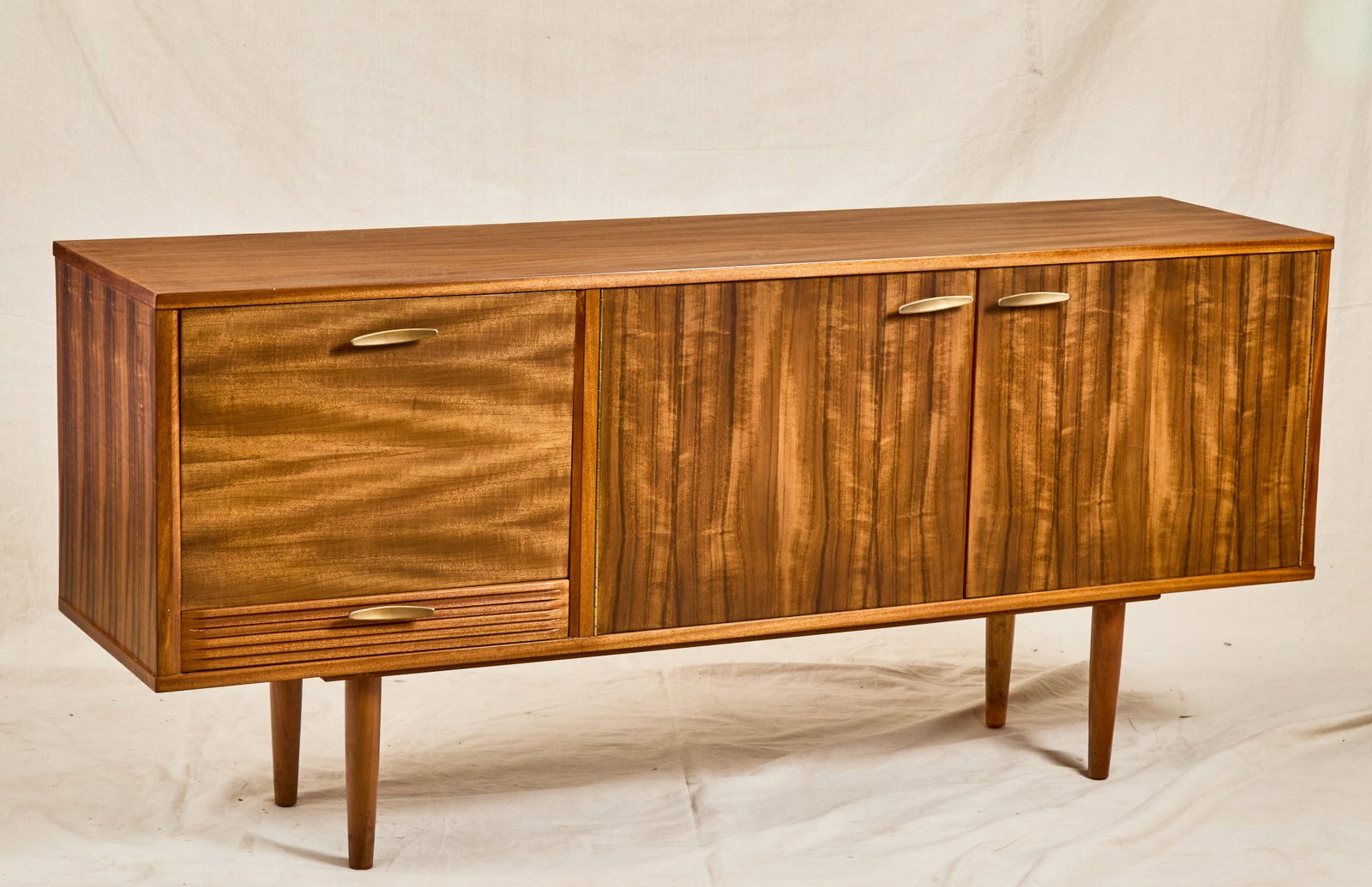 WELL APPOINTED MID-CENTURY MODERN CREDENZA (1 of 9)