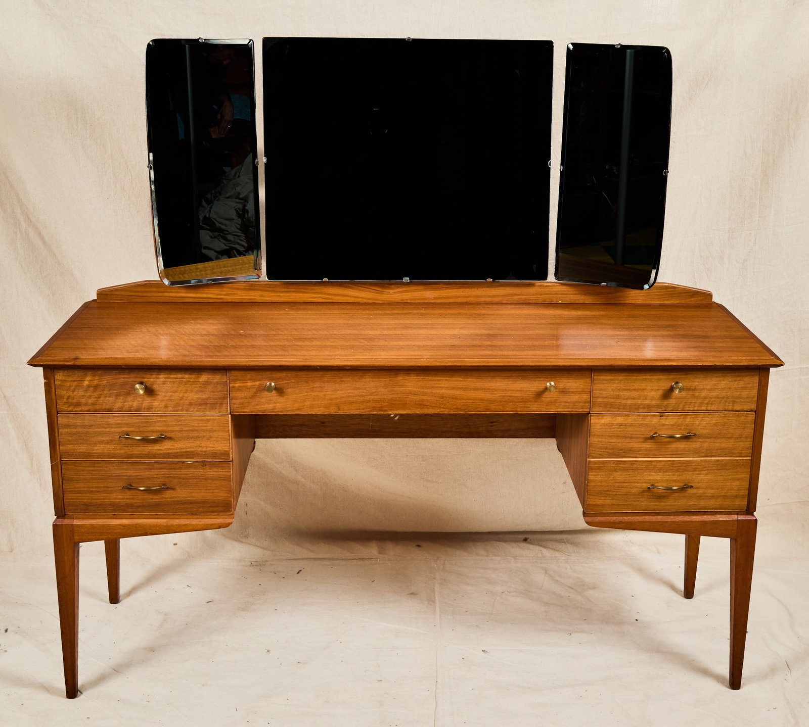 ALFRED COX HANDCRAFT QUALITY WALNUT VANITY (1 of 11)