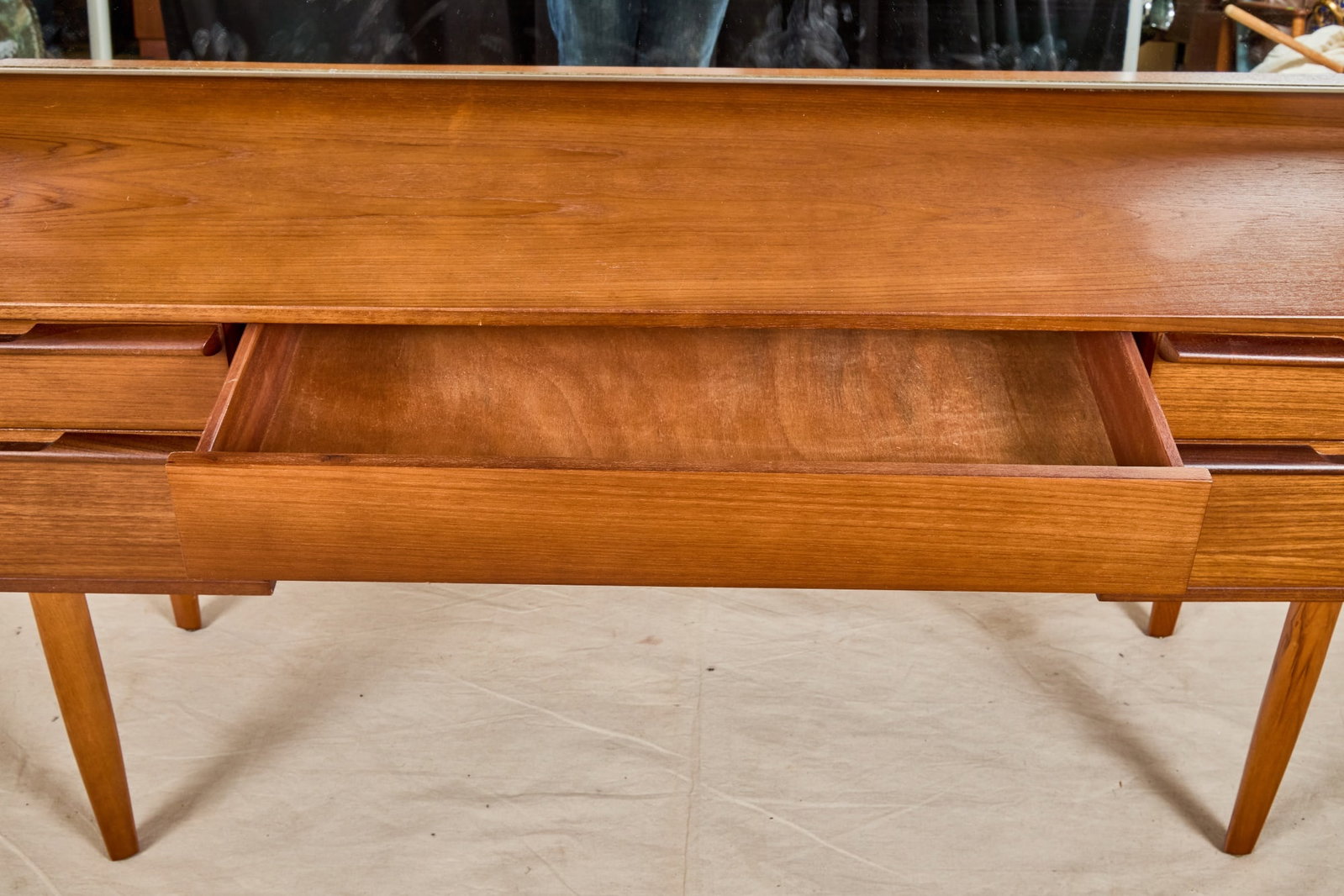 AVALON MID-CENTURY DRESSING TABLE - 2
