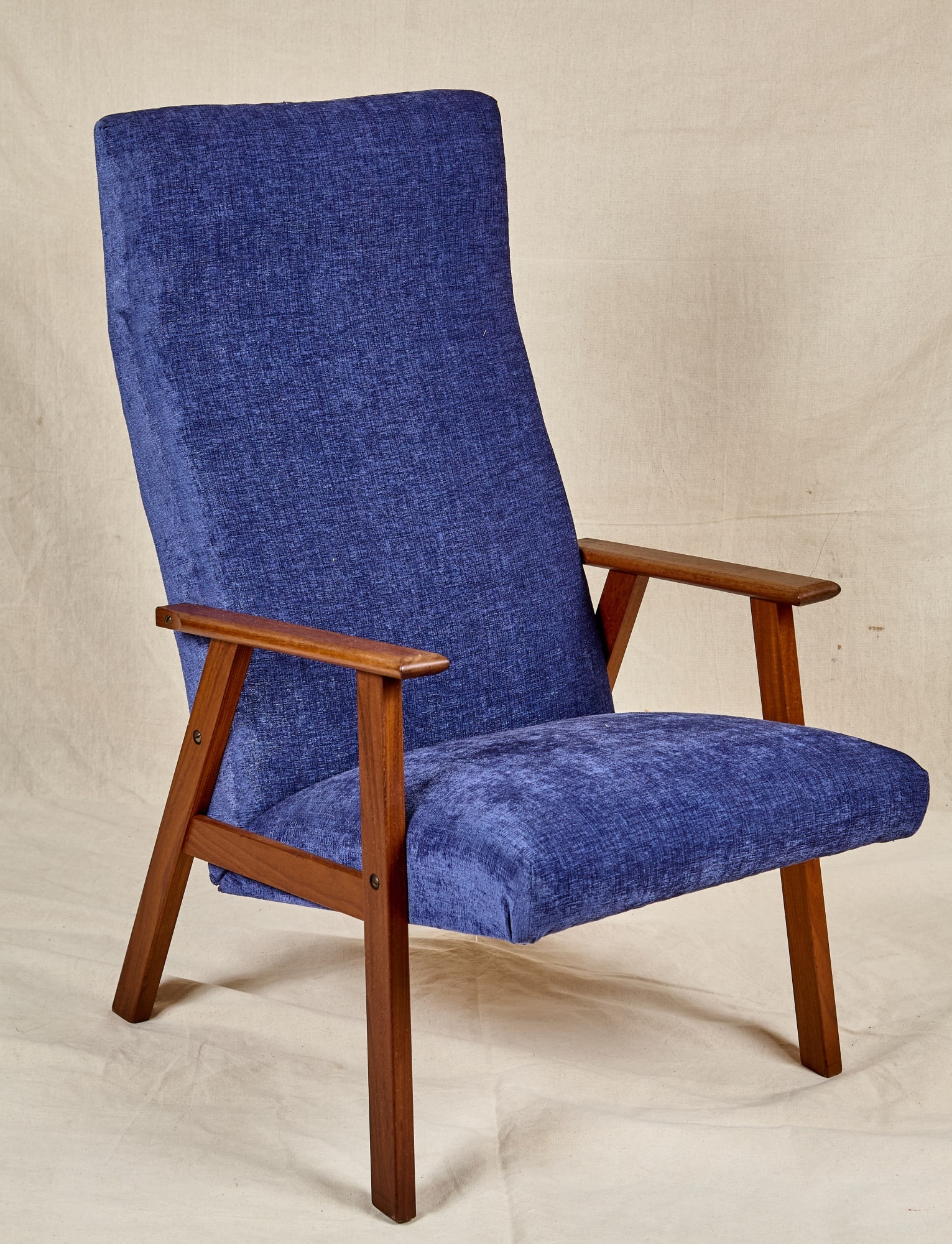 MID-CENTURY DANISH MODERN LOLLING CHAIR: Unmarked 40 x 24 x 32 inches.