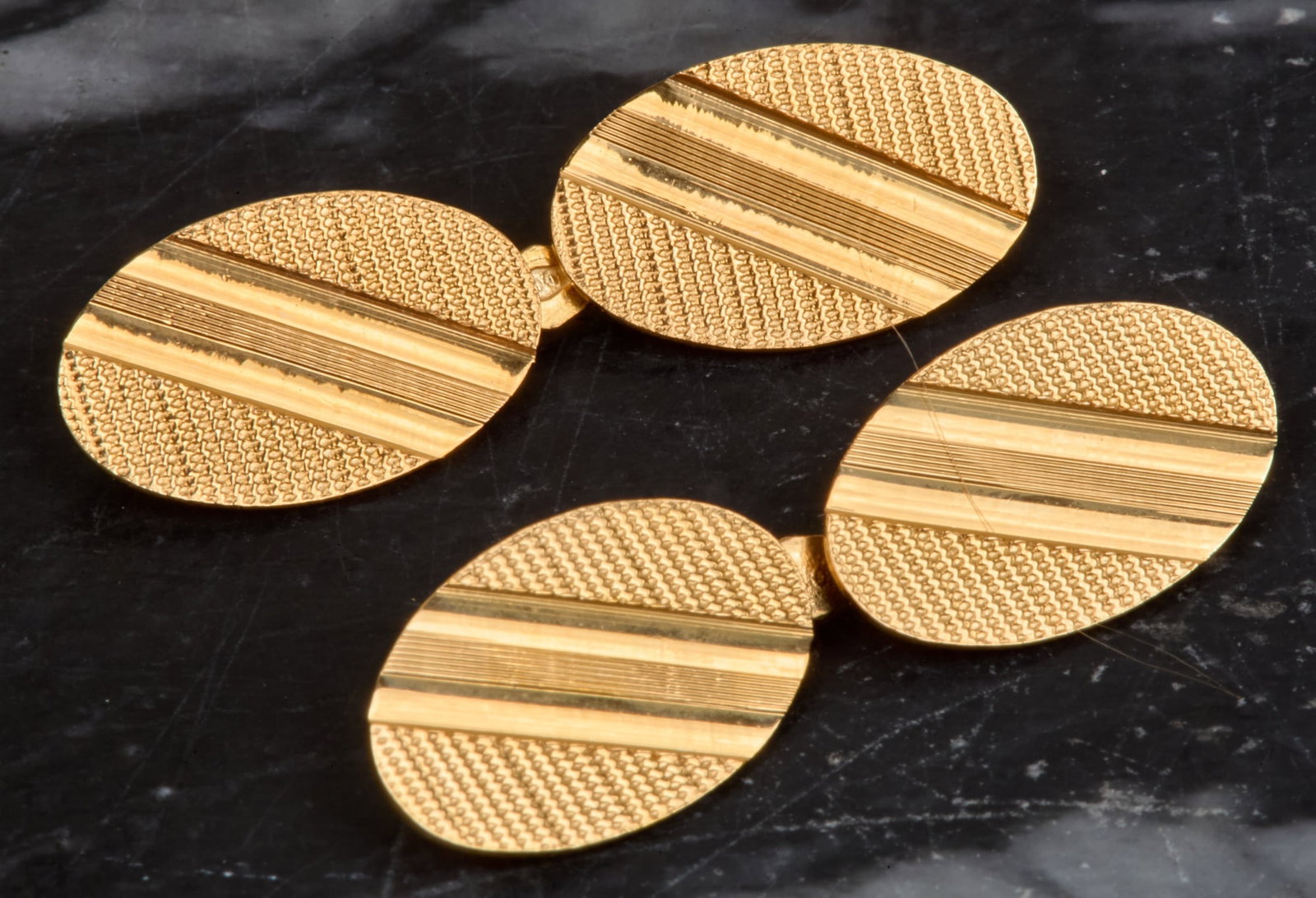 PAIR of 18K YELLOW GOLD CUFFLINKS: 3.2 dwt.