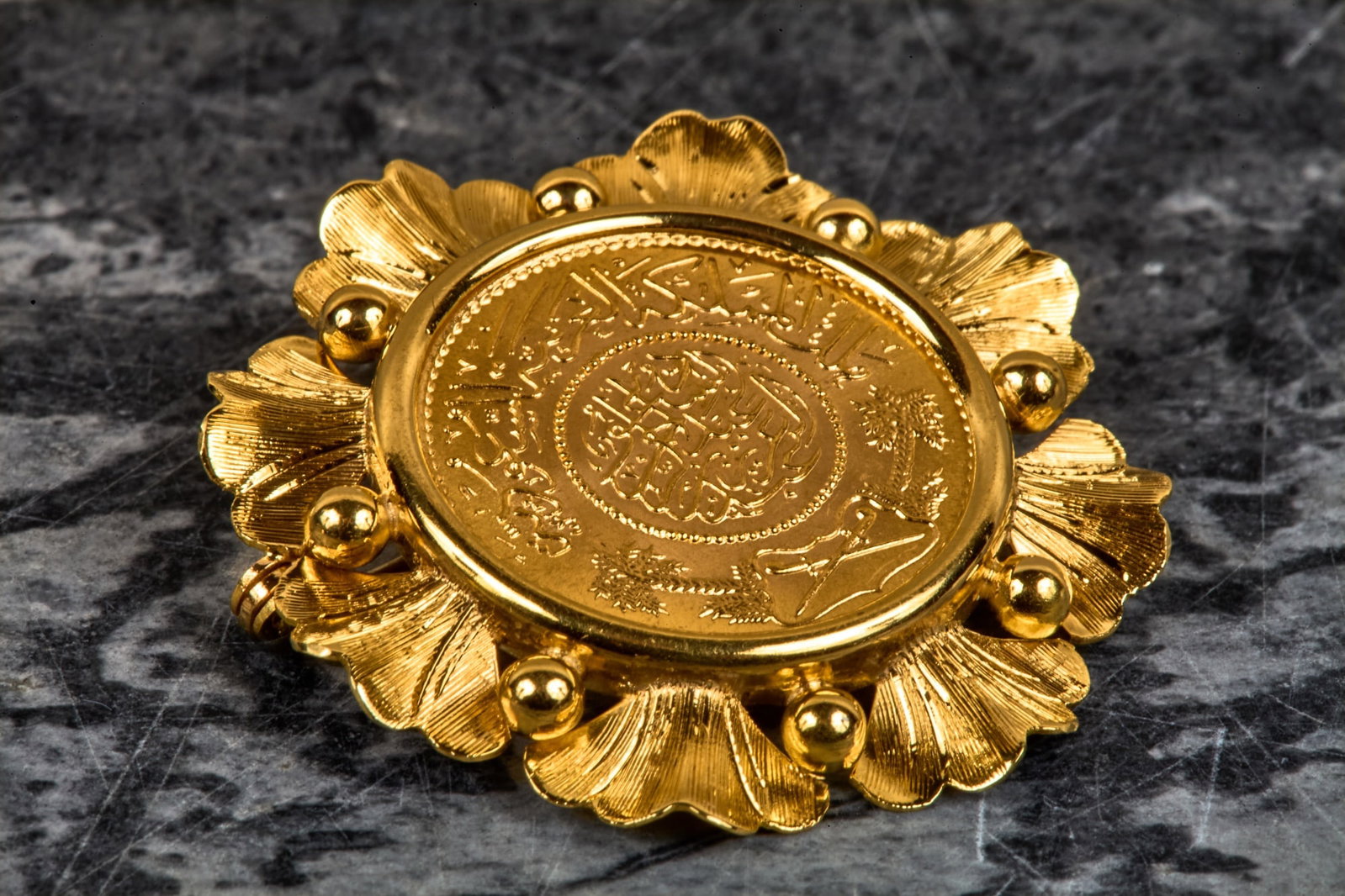 22K GOLD SAUDI ARABIAN GUINEA set in 18K GOLD (1 of 7)
