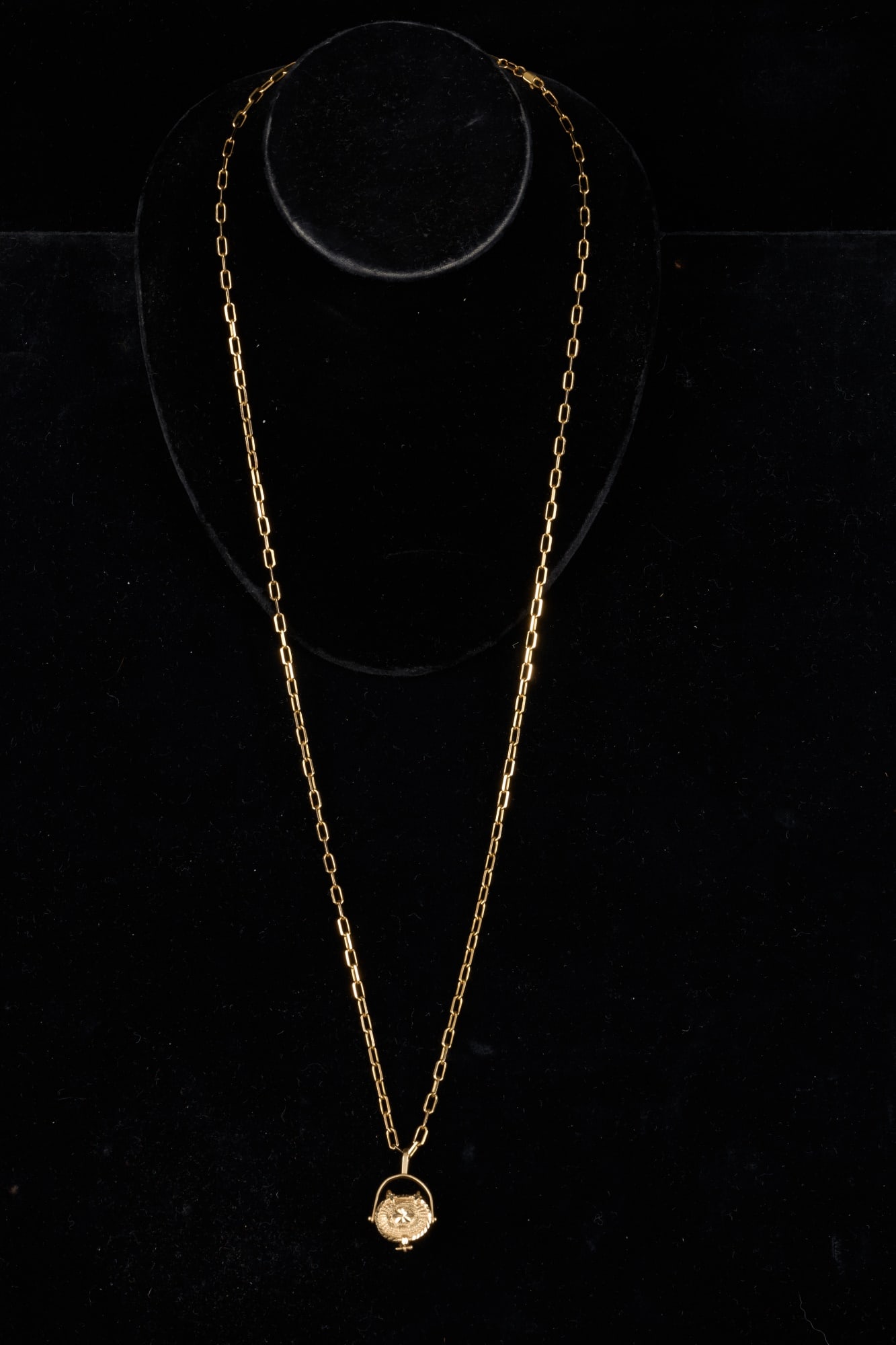 14K YELLOW GOLD LINK CHAIN & PENDANT: With a 14k gold Nantucket Basket style drop with hinged lid. Chain 30 inches. 13.0 dwt.